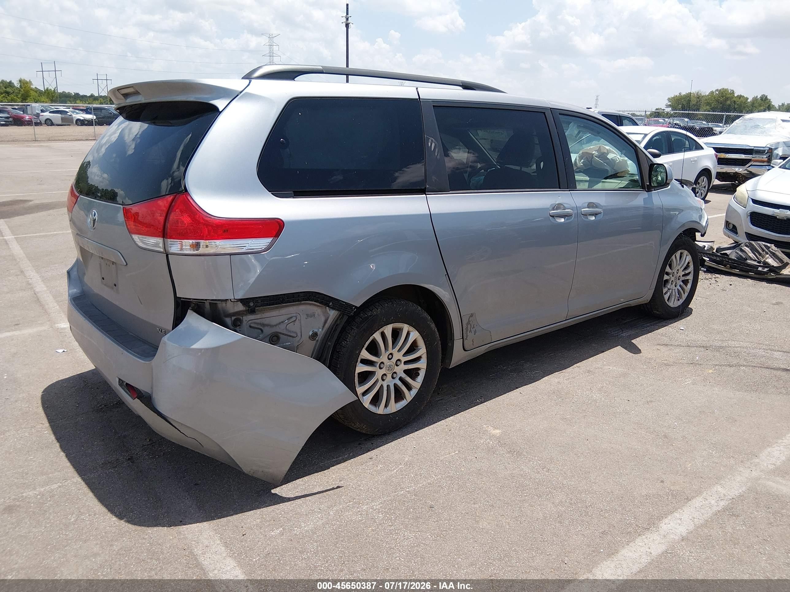 2011 Toyota Sienna Xle V6 Silver vin: 5TDYK3DCXBS115496