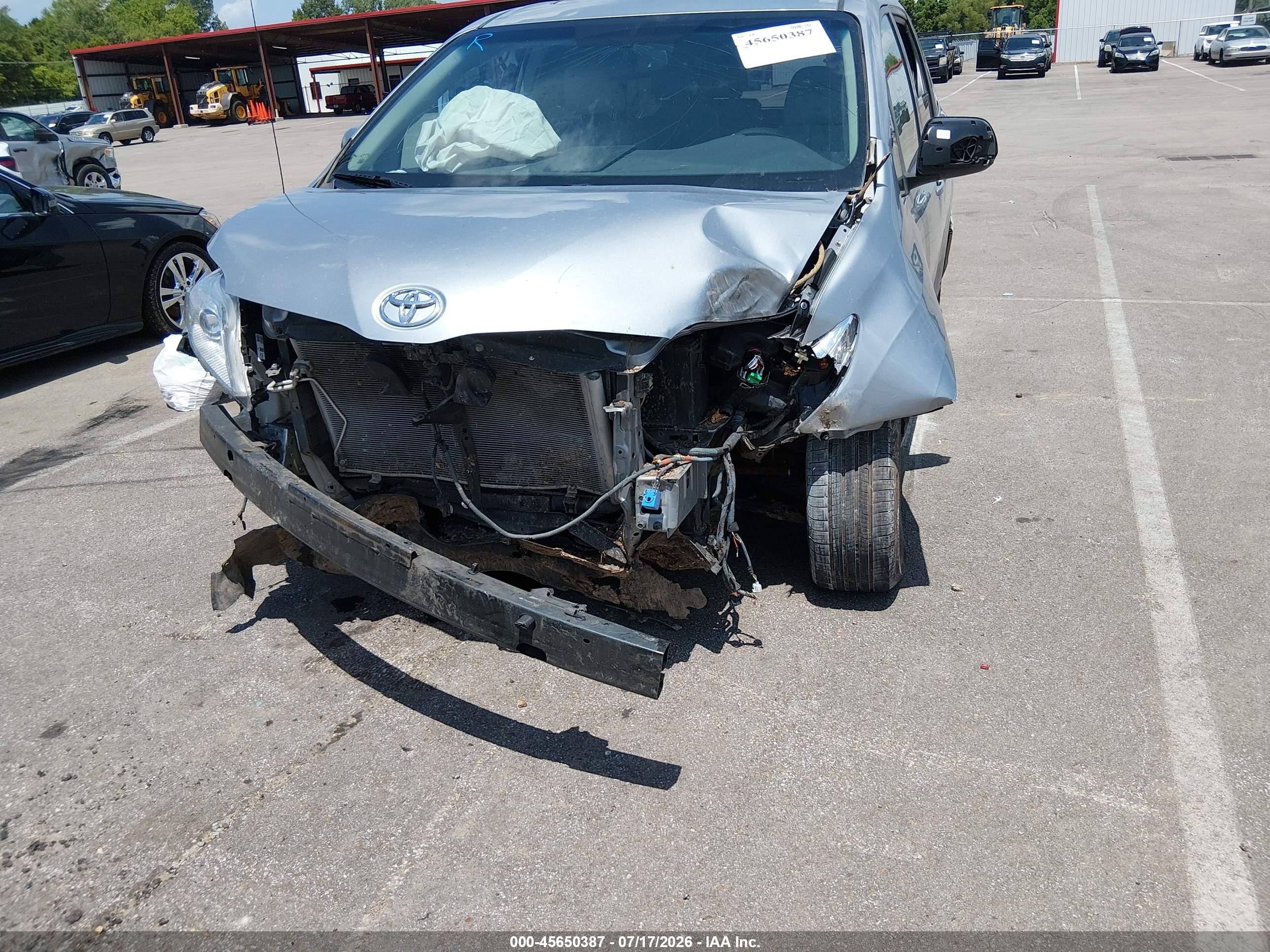 2011 Toyota Sienna Xle V6 Silver vin: 5TDYK3DCXBS115496