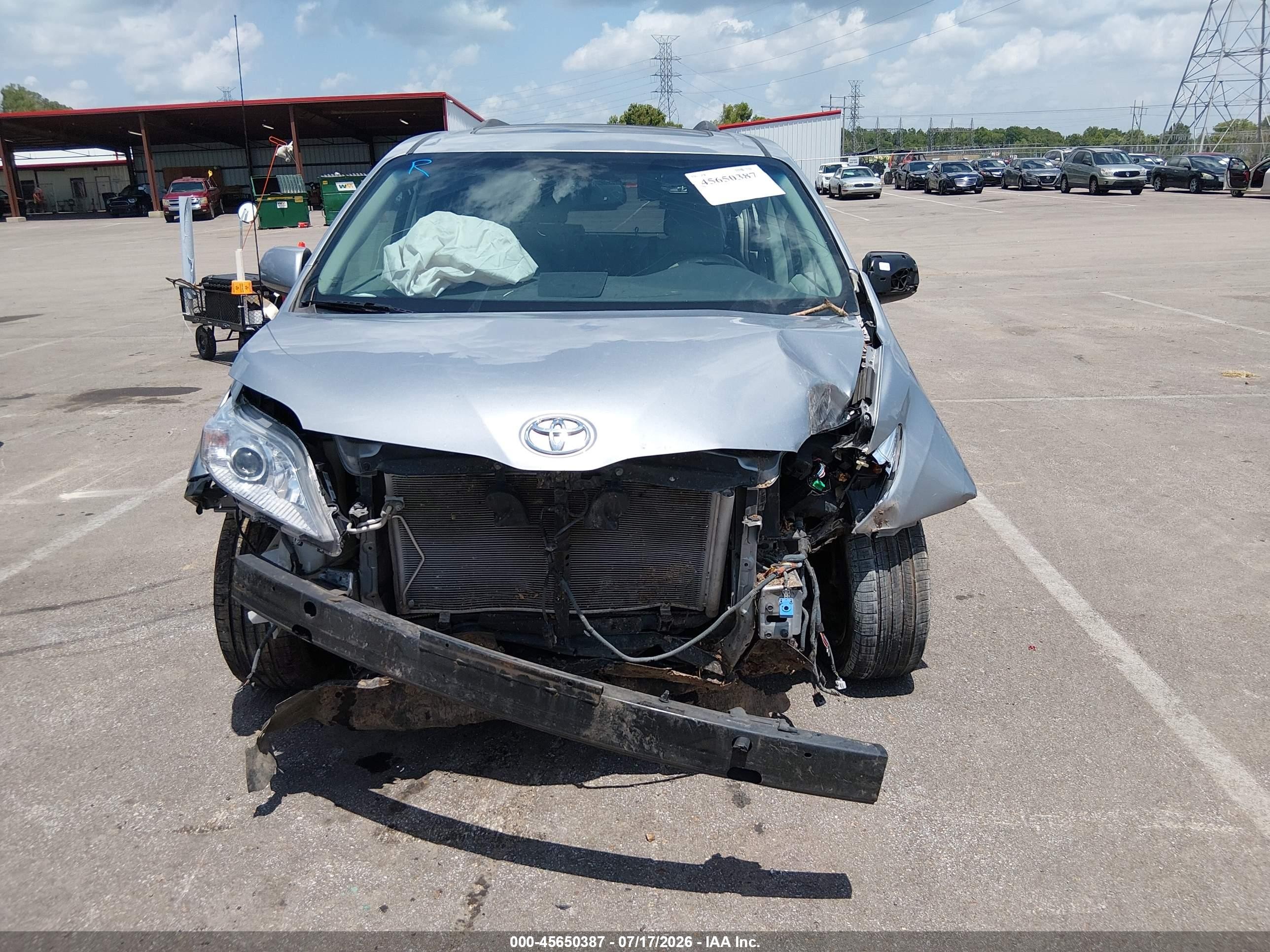2011 Toyota Sienna Xle V6 Silver vin: 5TDYK3DCXBS115496