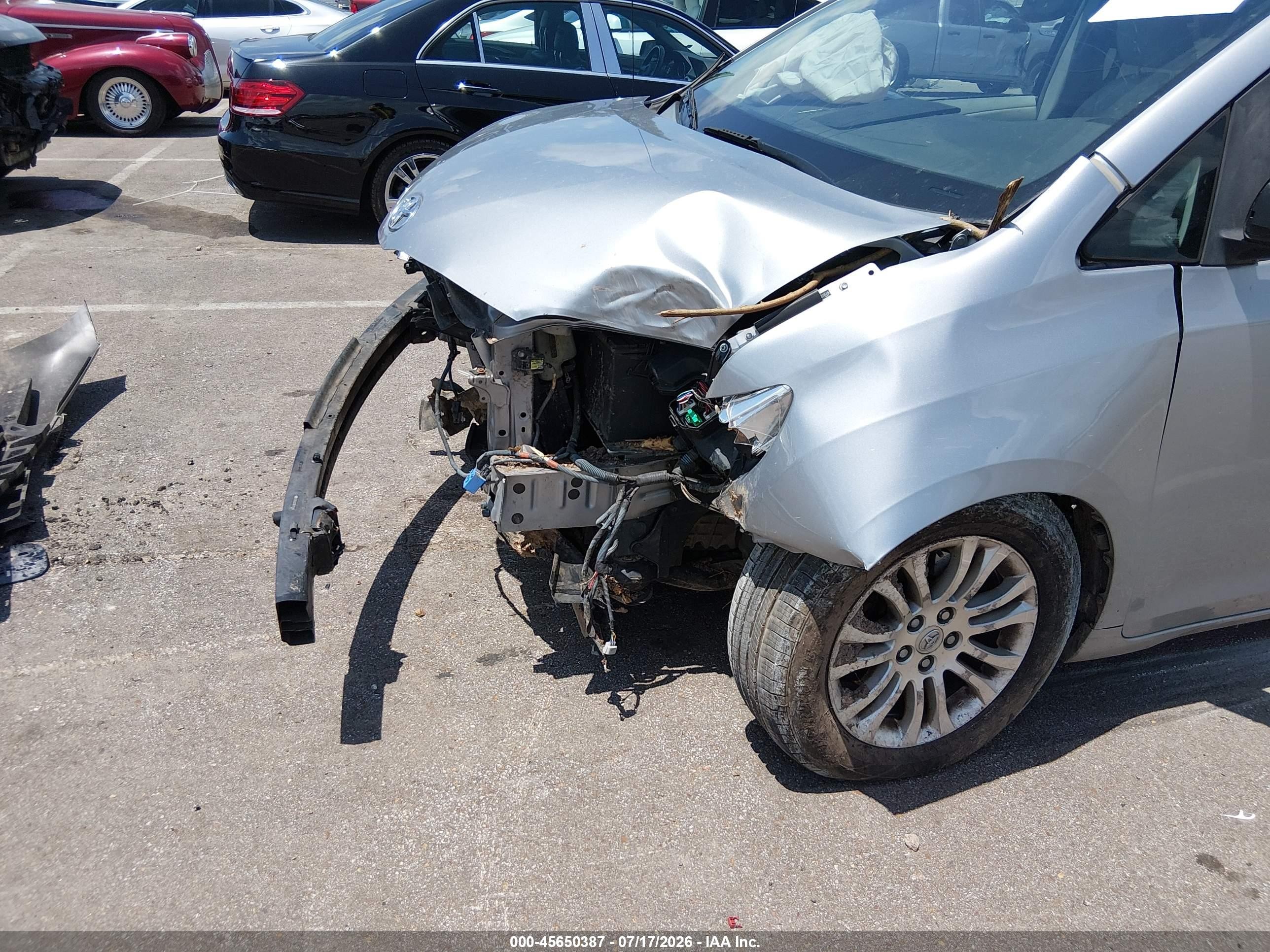 2011 Toyota Sienna Xle V6 Silver vin: 5TDYK3DCXBS115496