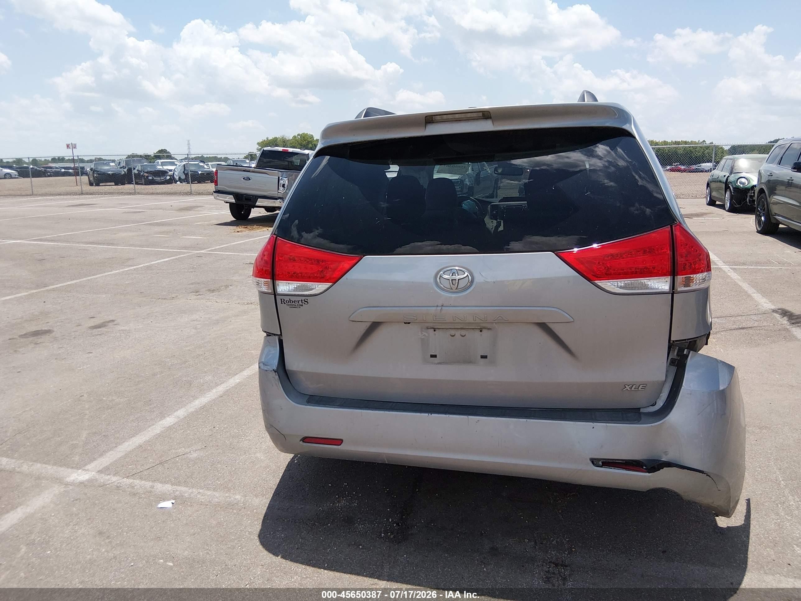 2011 Toyota Sienna Xle V6 Silver vin: 5TDYK3DCXBS115496
