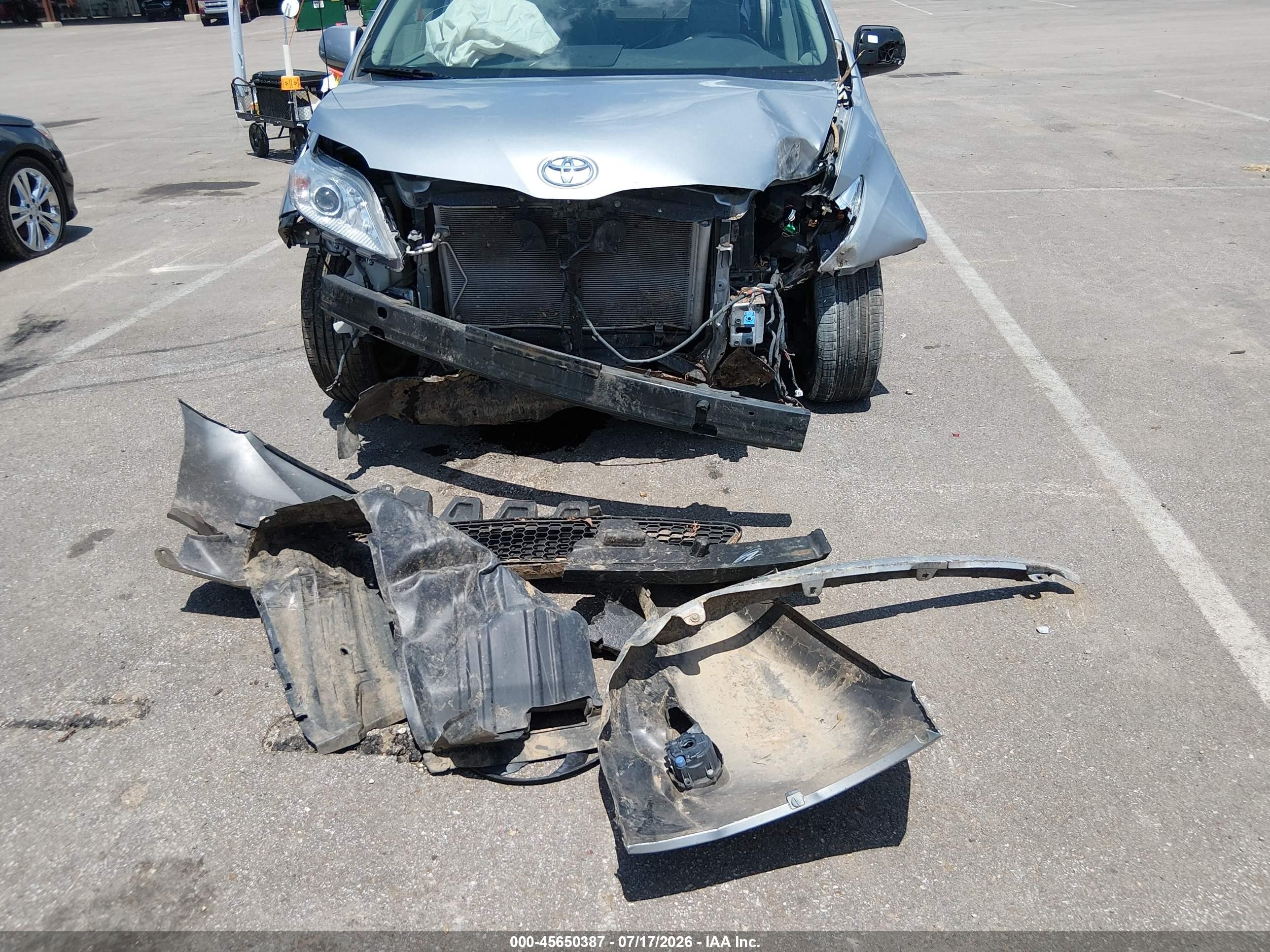 2011 Toyota Sienna Xle V6 Silver vin: 5TDYK3DCXBS115496