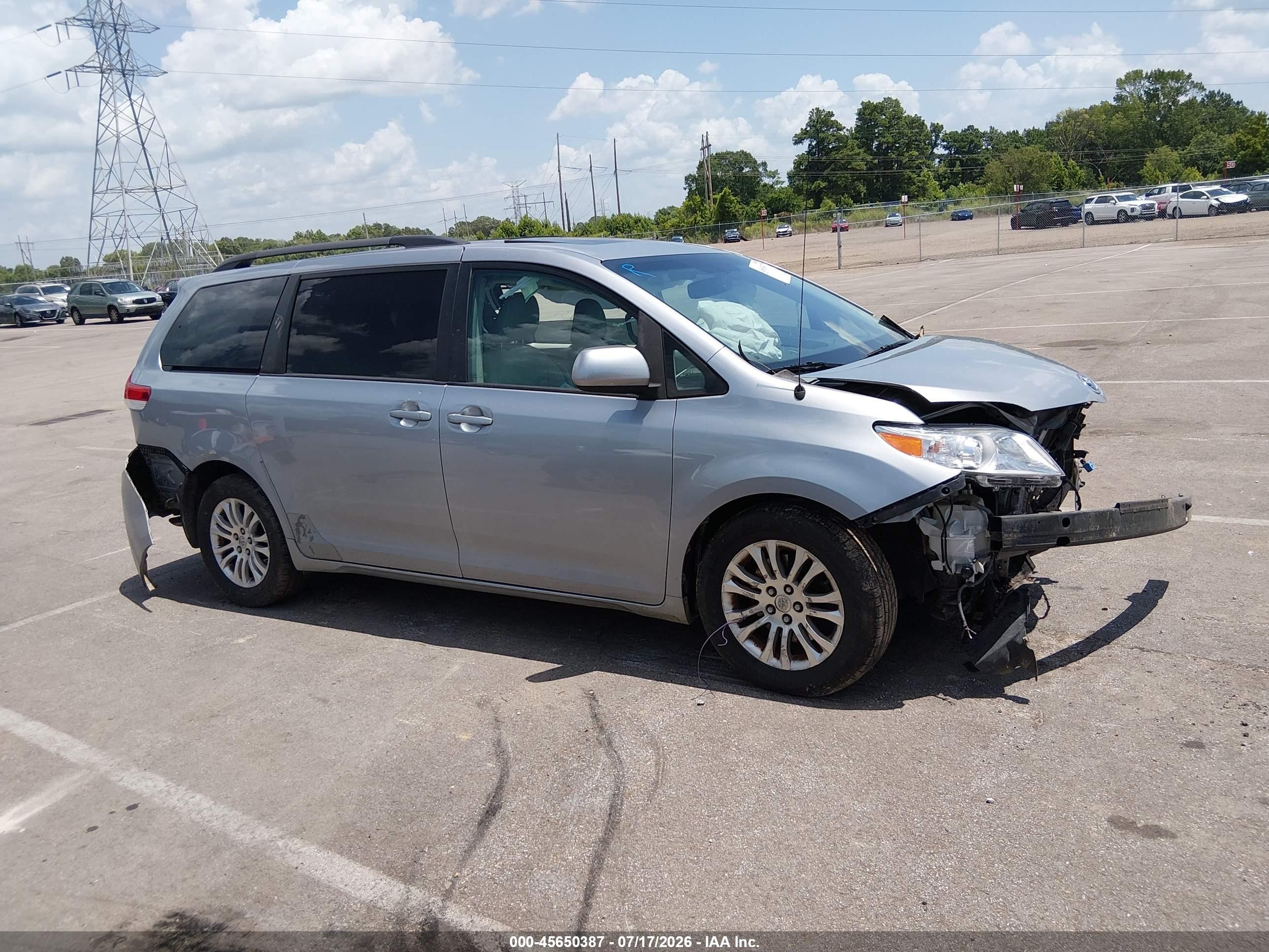 2011 Toyota Sienna Xle V6 Silver vin: 5TDYK3DCXBS115496
