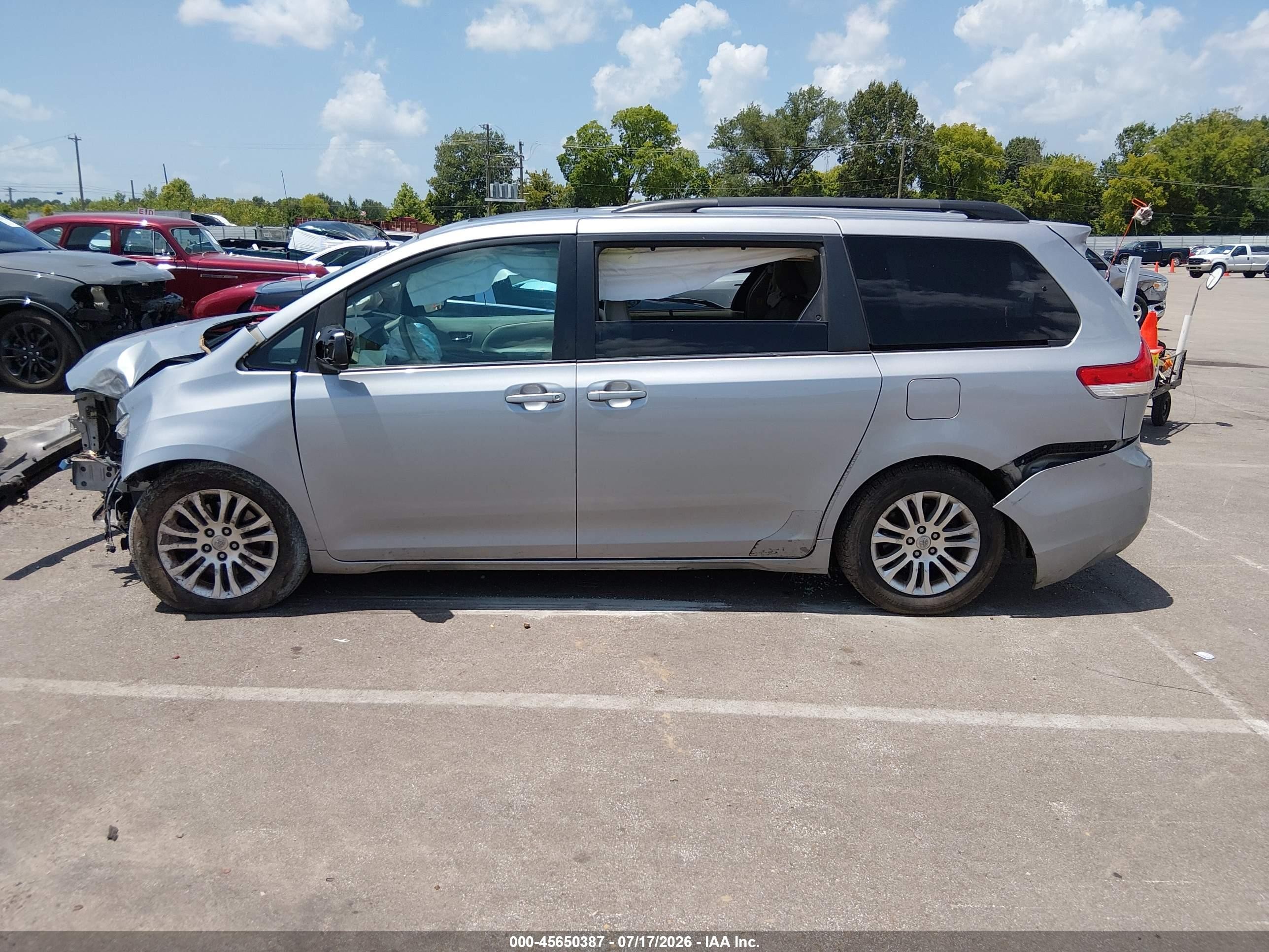 2011 Toyota Sienna Xle V6 Silver vin: 5TDYK3DCXBS115496