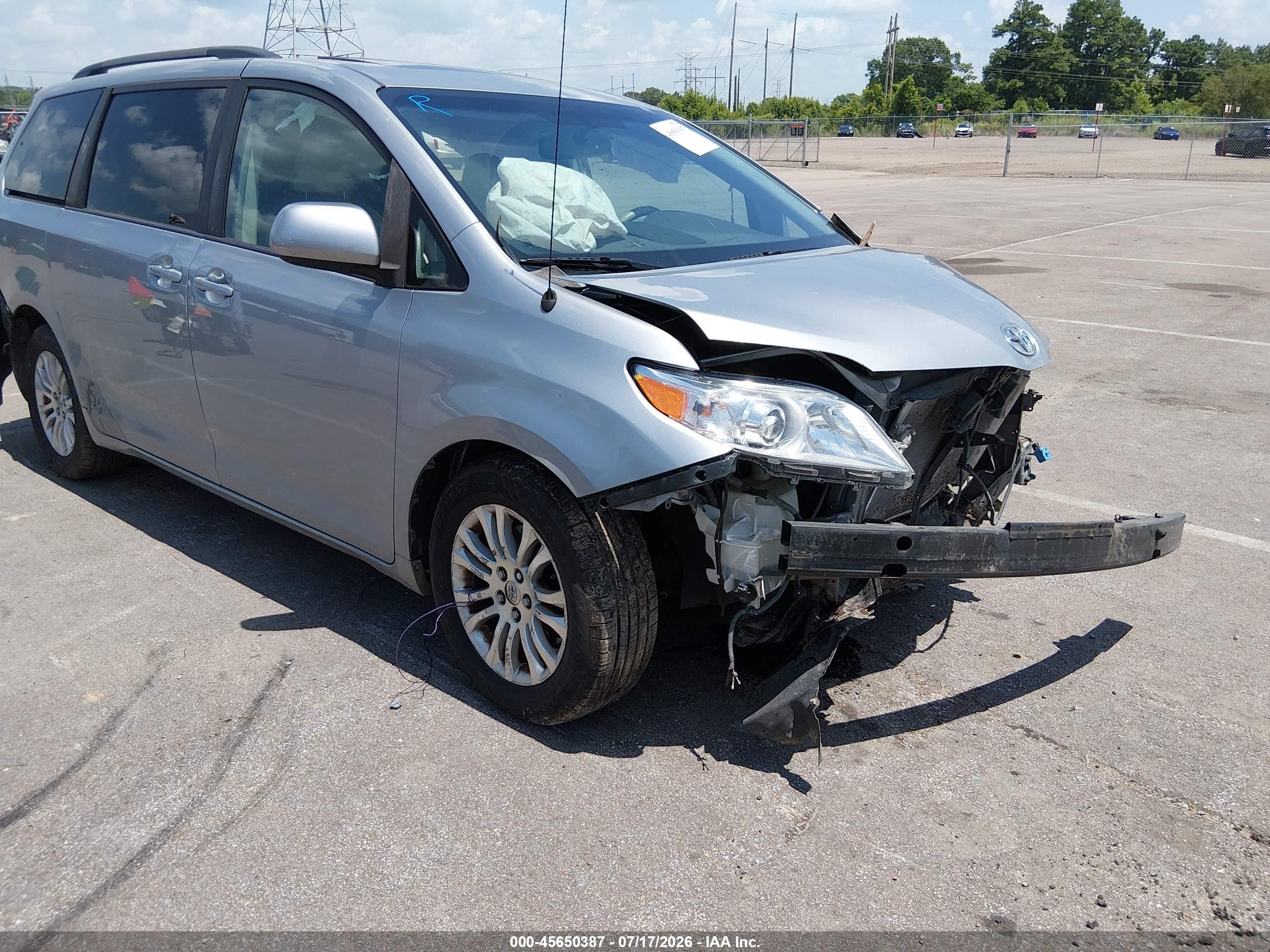 2011 Toyota Sienna Xle V6 Silver vin: 5TDYK3DCXBS115496