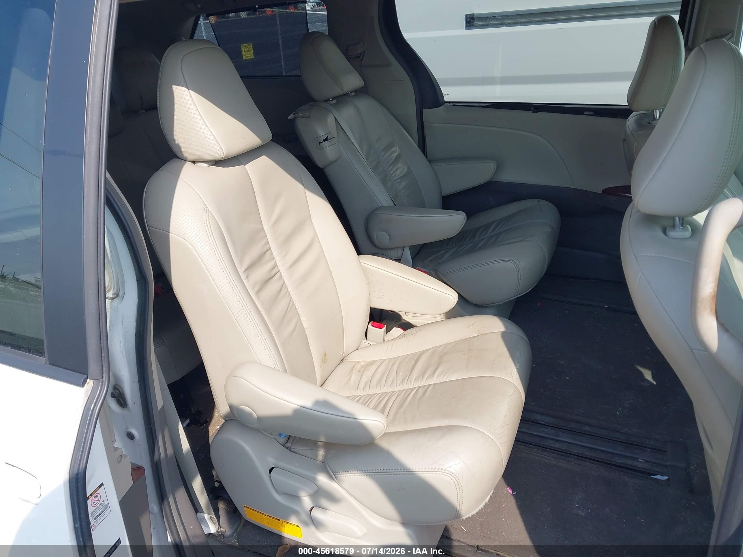 2011 Toyota Sienna Xle V6 White vin: 5TDYK3DCXBS118656