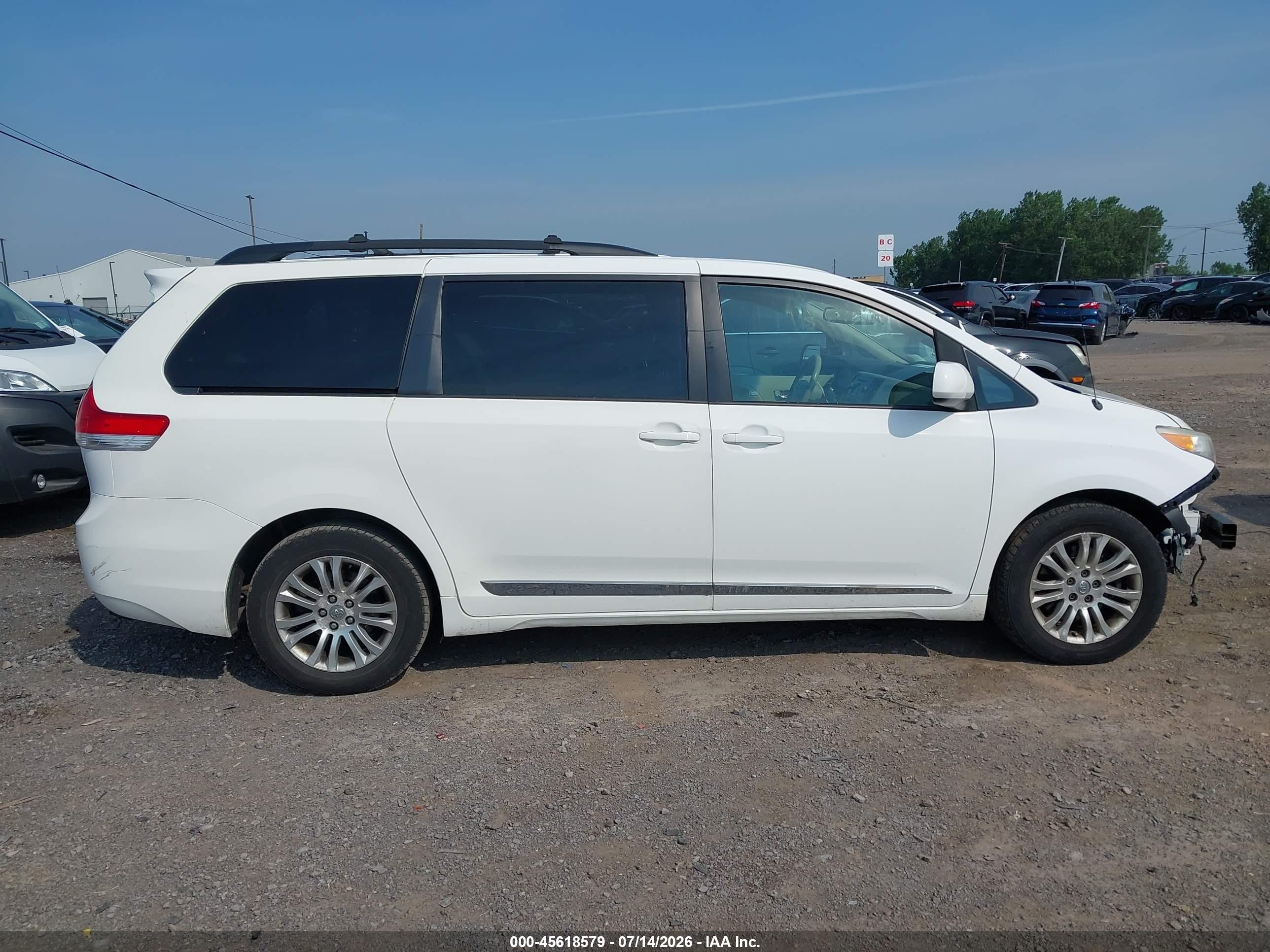 2011 Toyota Sienna Xle V6 White vin: 5TDYK3DCXBS118656