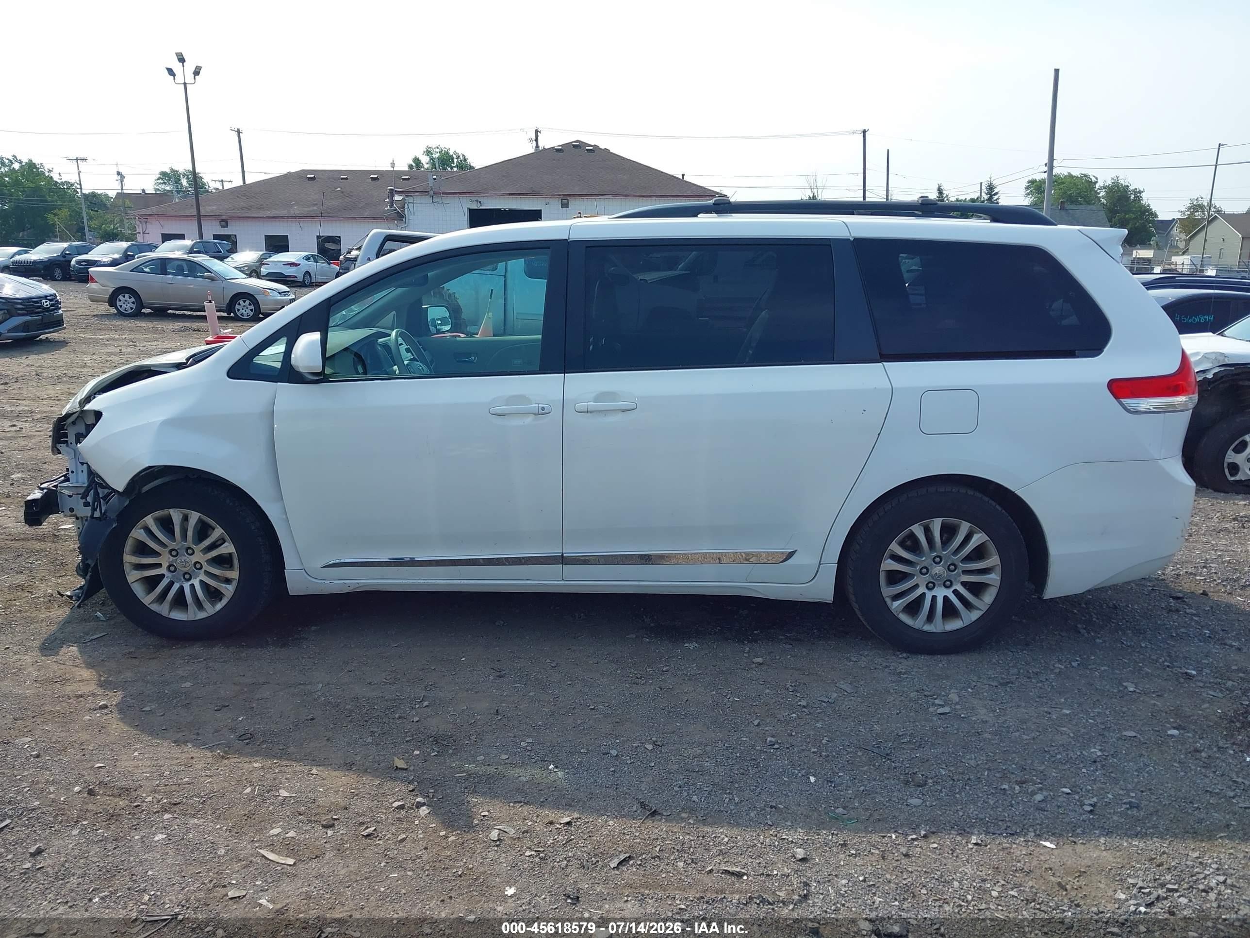 2011 Toyota Sienna Xle V6 White vin: 5TDYK3DCXBS118656