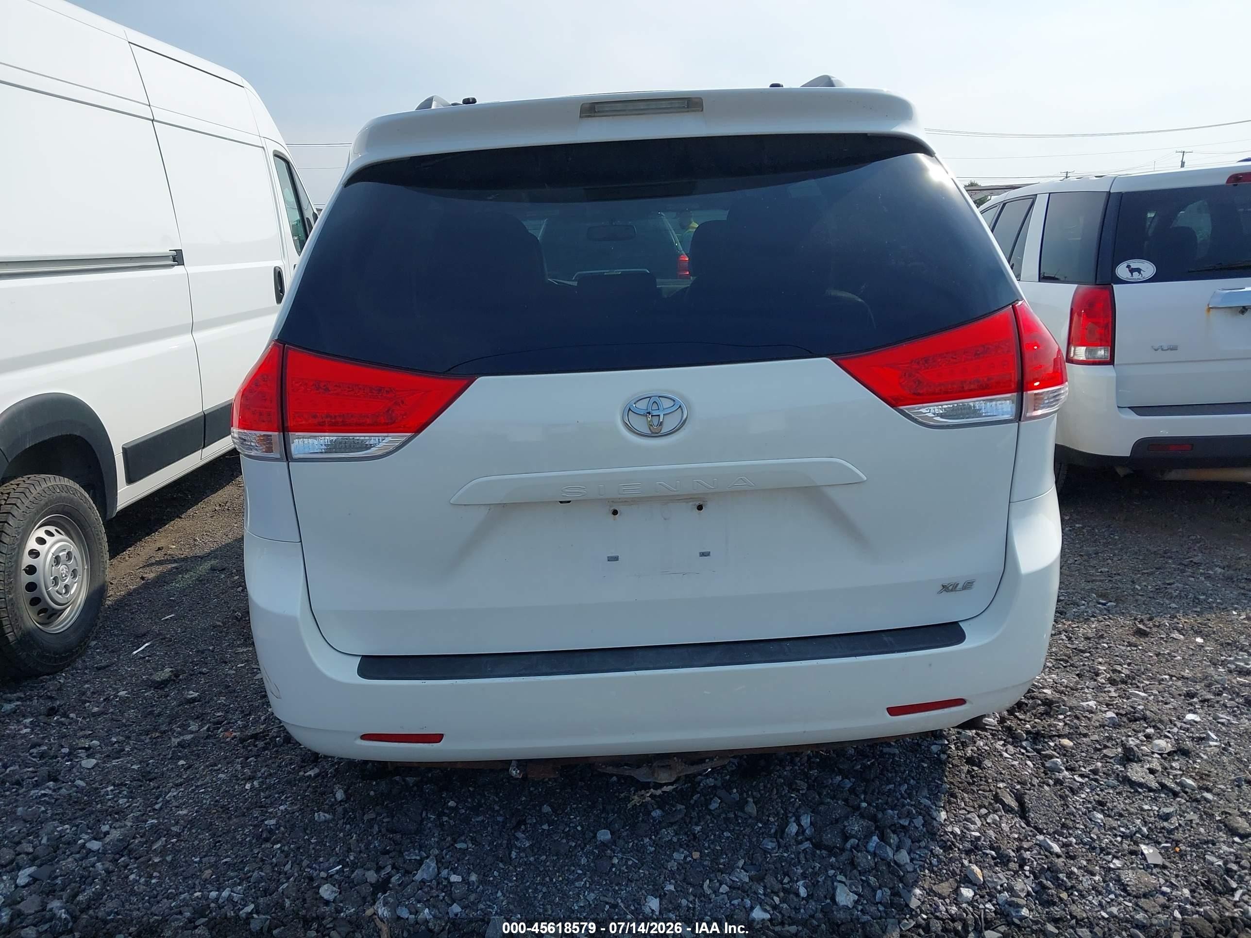 2011 Toyota Sienna Xle V6 White vin: 5TDYK3DCXBS118656