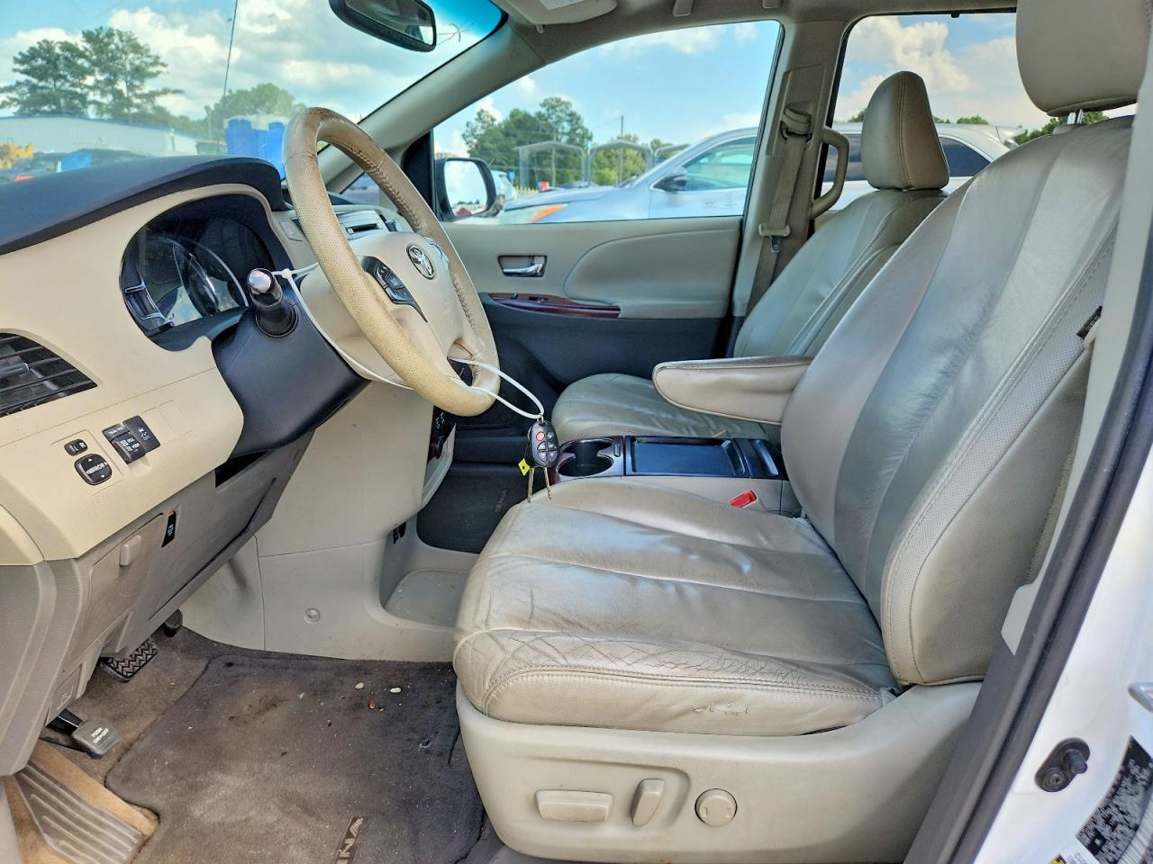 2011 Toyota Sienna Xle 8-passenger White vin: 5TDYK3DCXBS121623
