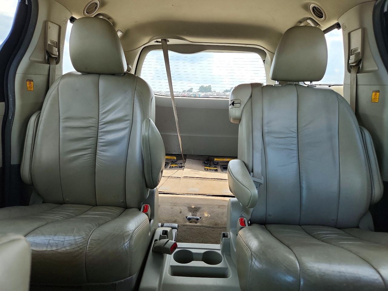 2011 Toyota Sienna Xle 8-passenger White vin: 5TDYK3DCXBS121623