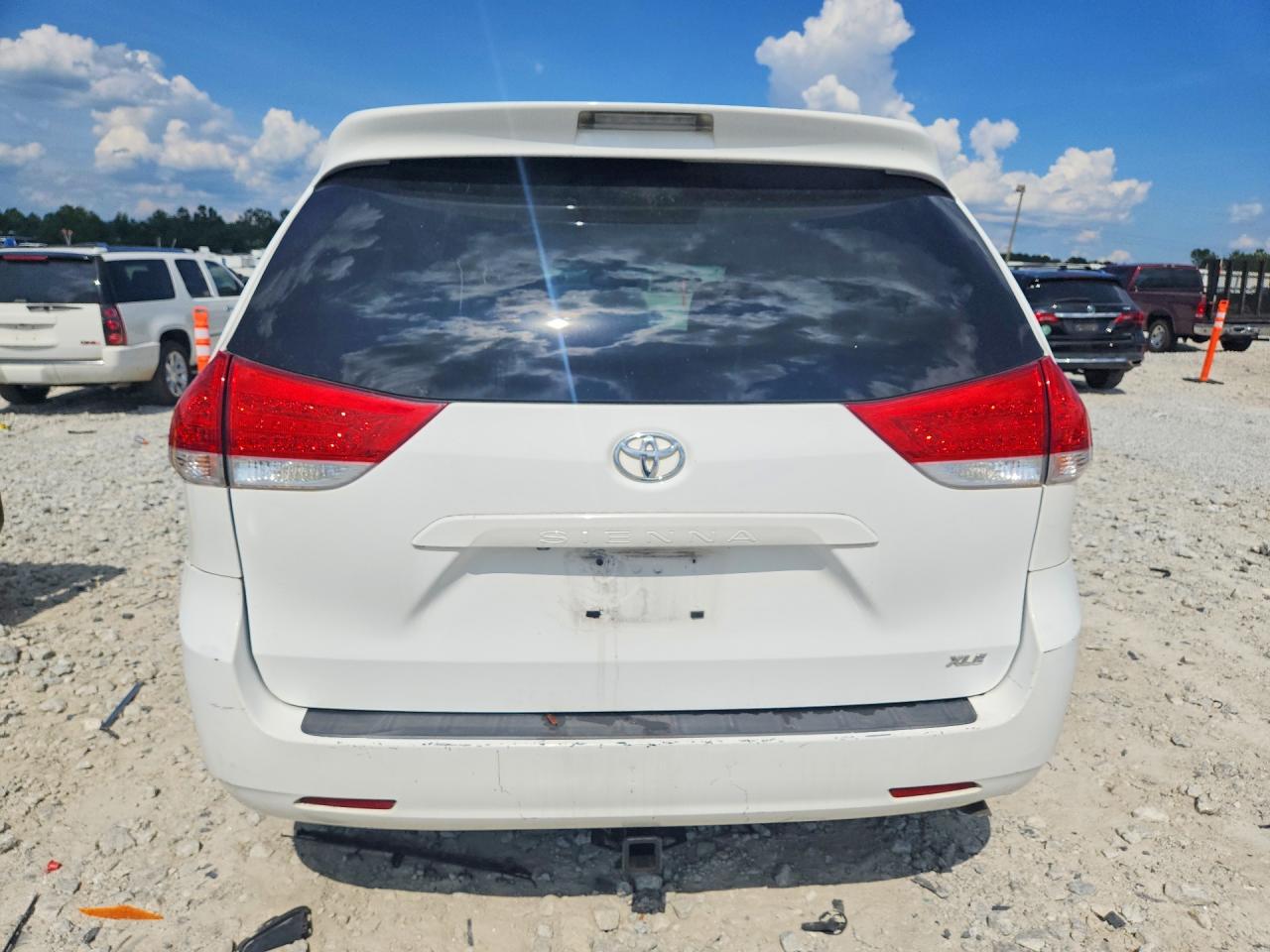 2011 Toyota Sienna Xle 8-passenger White vin: 5TDYK3DCXBS121623