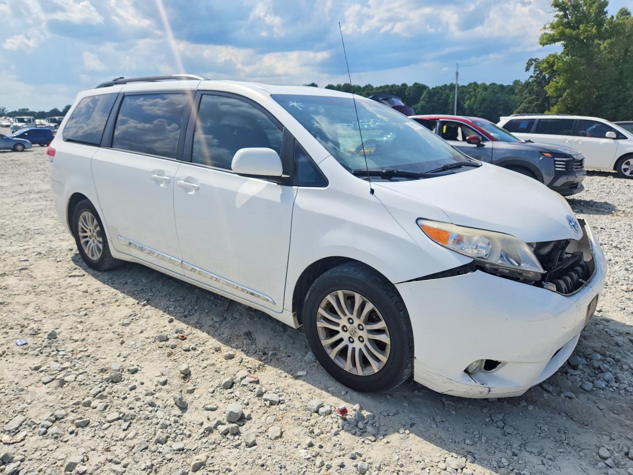 2011 Toyota Sienna Xle 8-passenger White vin: 5TDYK3DCXBS121623