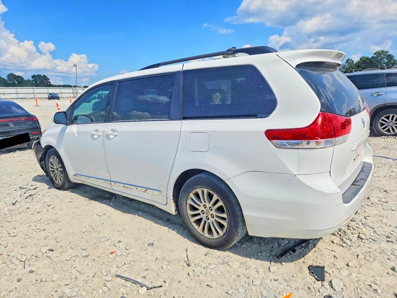 2011 Toyota Sienna Xle 8-passenger White vin: 5TDYK3DCXBS121623