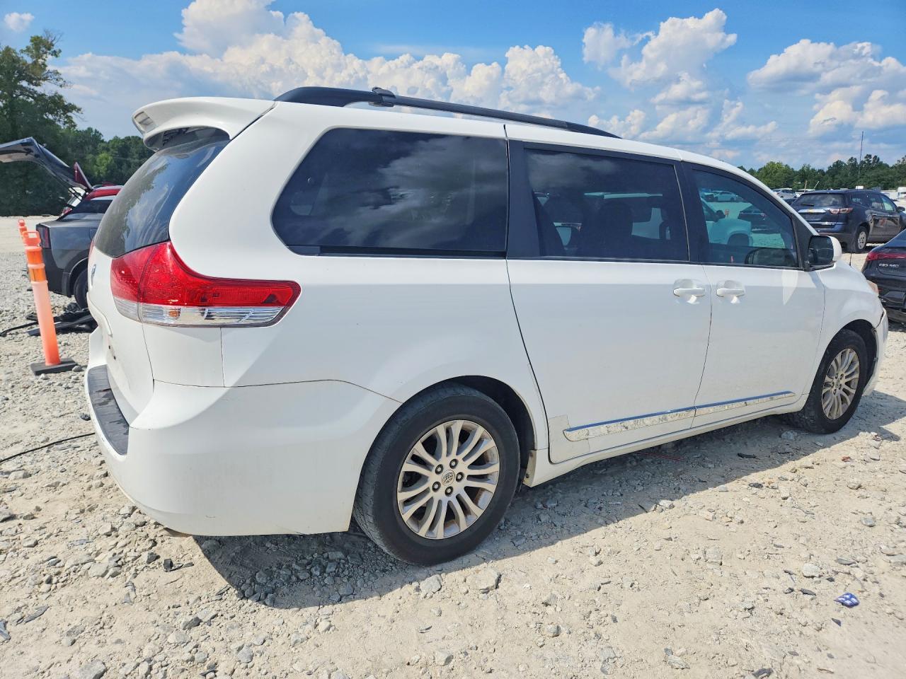 2011 Toyota Sienna Xle 8-passenger White vin: 5TDYK3DCXBS121623