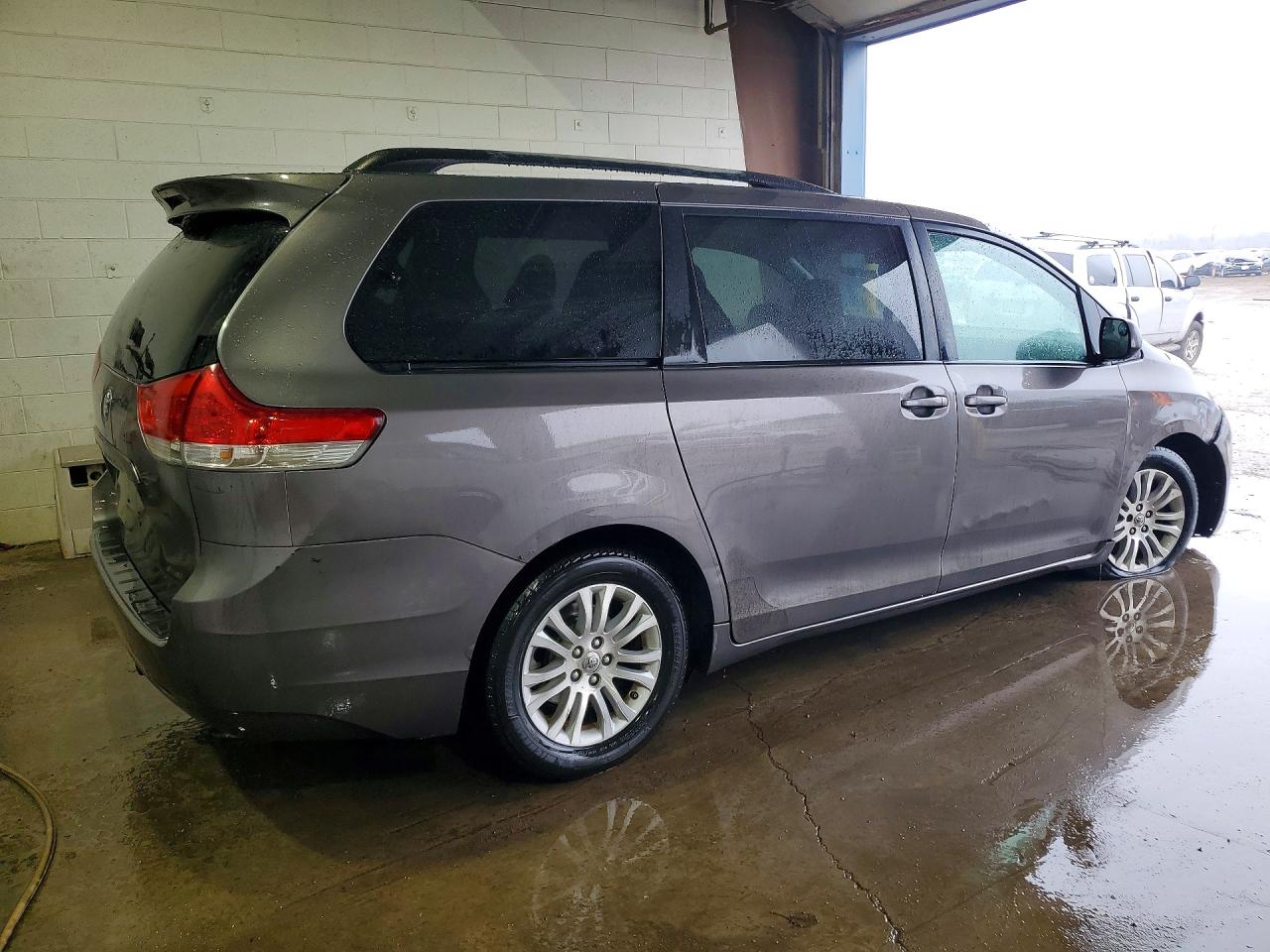 2011 Toyota Sienna Gray vin: 5TDYK3DCXBS123307