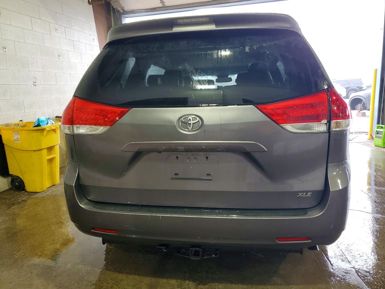 2011 Toyota Sienna Gray vin: 5TDYK3DCXBS123307