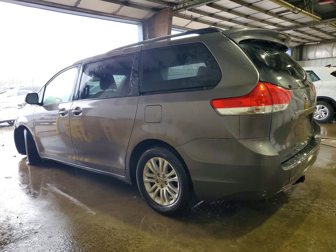 2011 Toyota Sienna Gray vin: 5TDYK3DCXBS123307