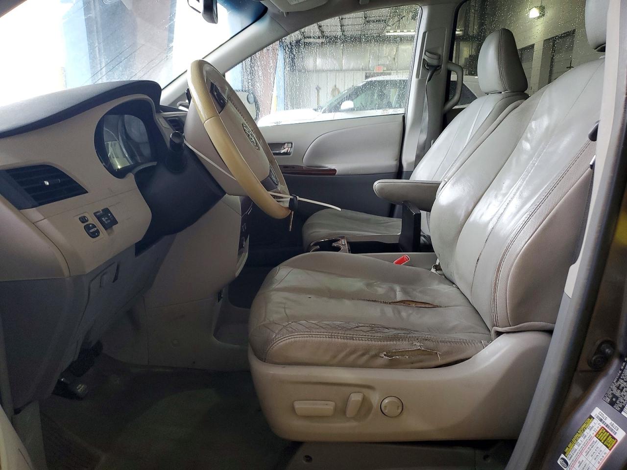 2011 Toyota Sienna Gray vin: 5TDYK3DCXBS123307
