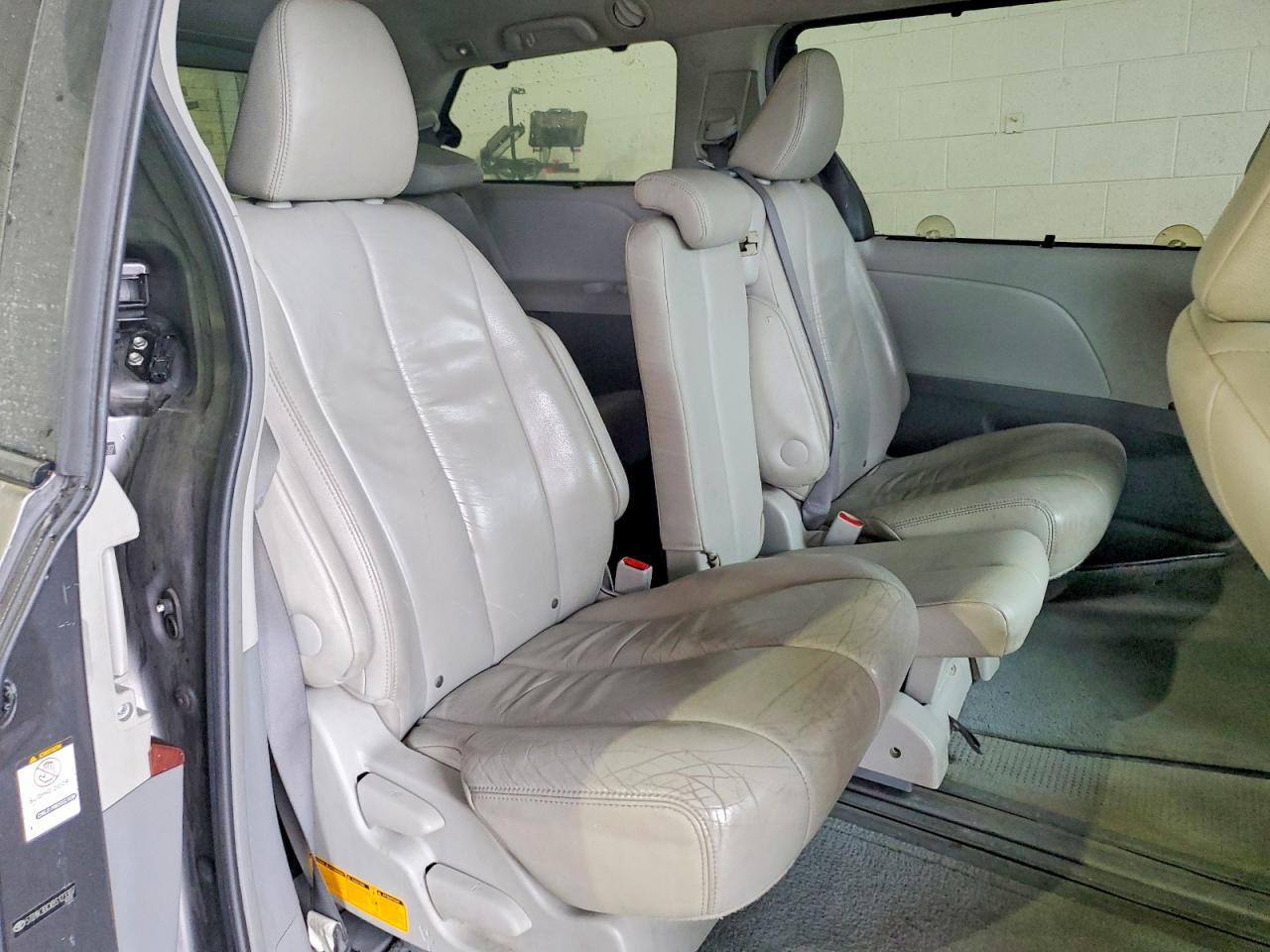2011 Toyota Sienna Gray vin: 5TDYK3DCXBS123307