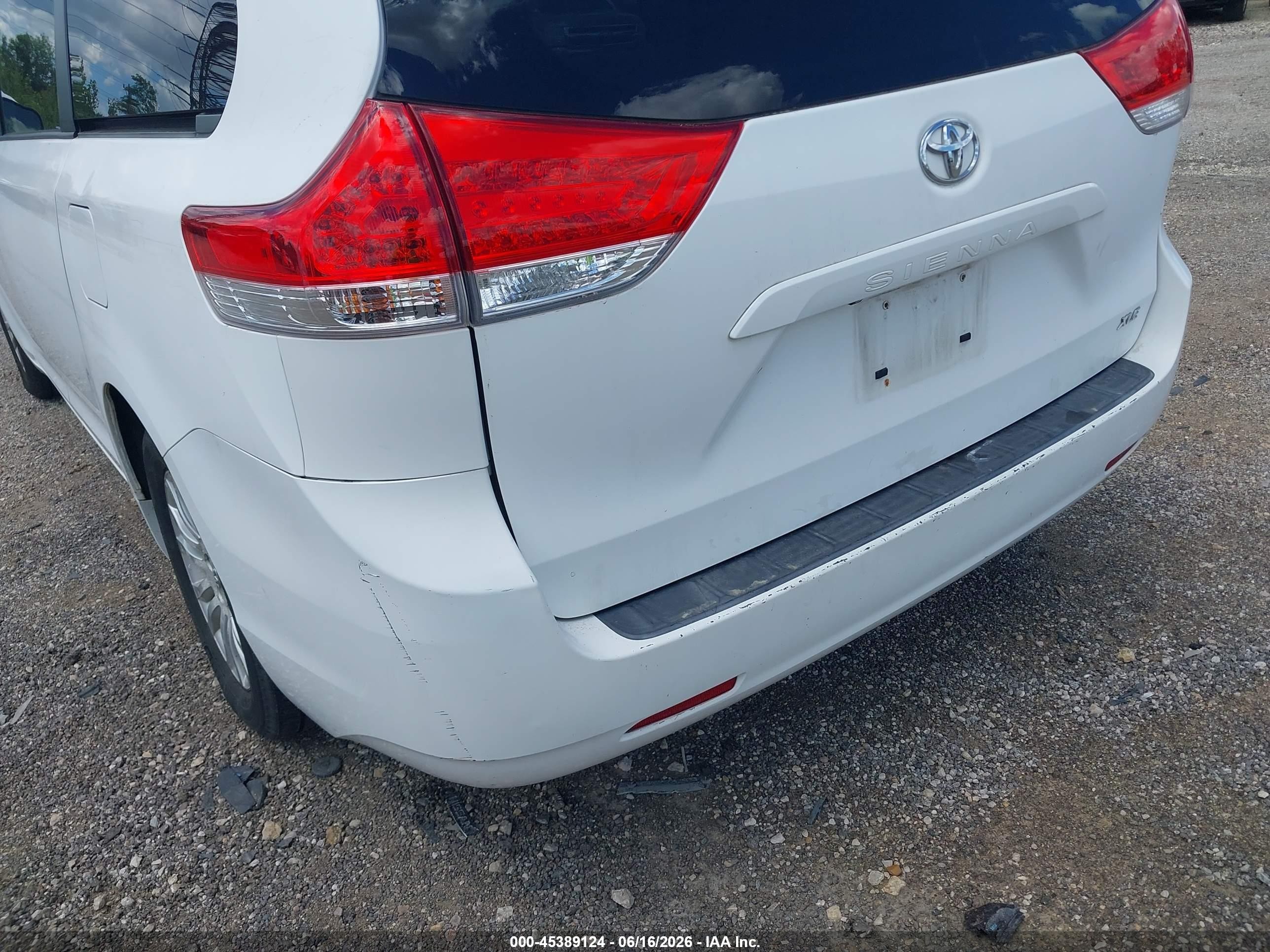 2011 Toyota Sienna Xle V6 Белый vin: 5TDYK3DCXBS127969