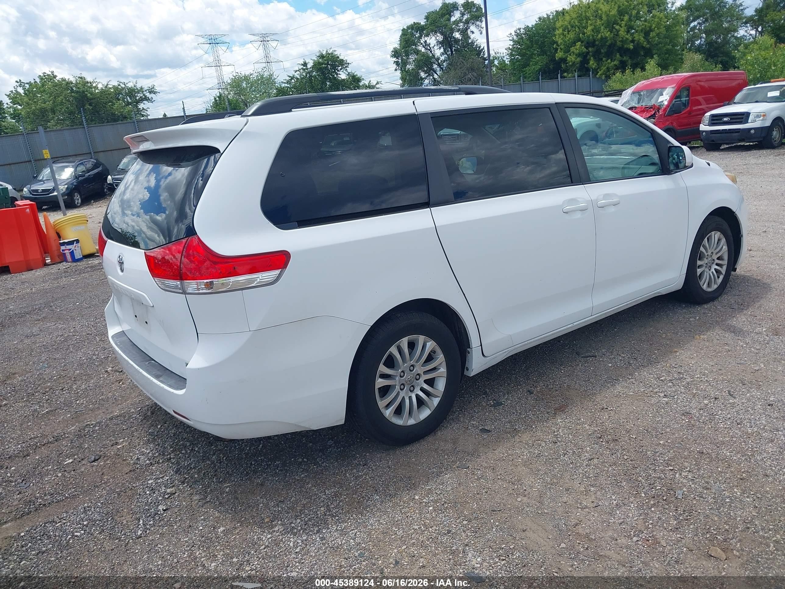 2011 Toyota Sienna Xle V6 Белый vin: 5TDYK3DCXBS127969