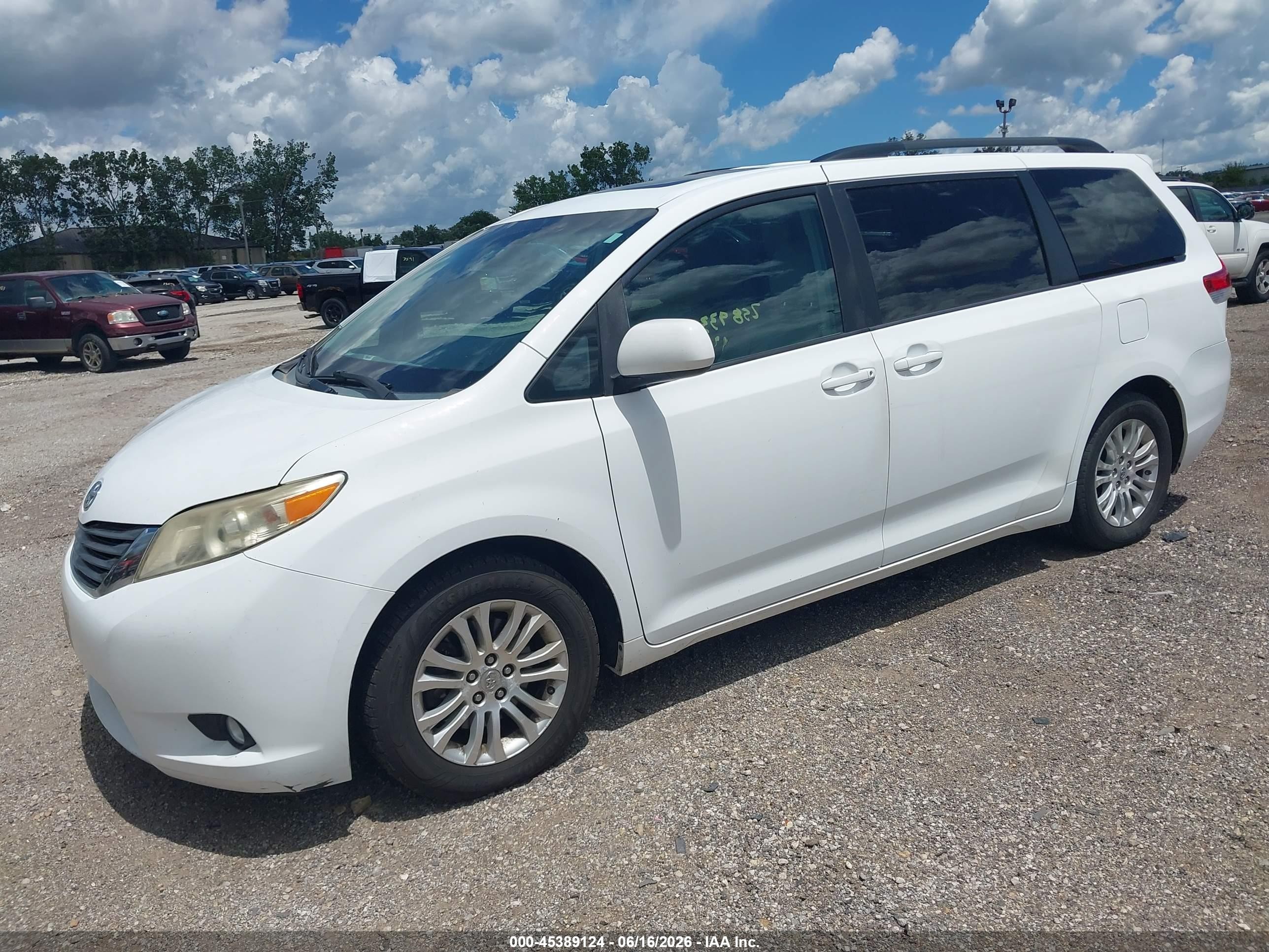 2011 Toyota Sienna Xle V6 Белый vin: 5TDYK3DCXBS127969