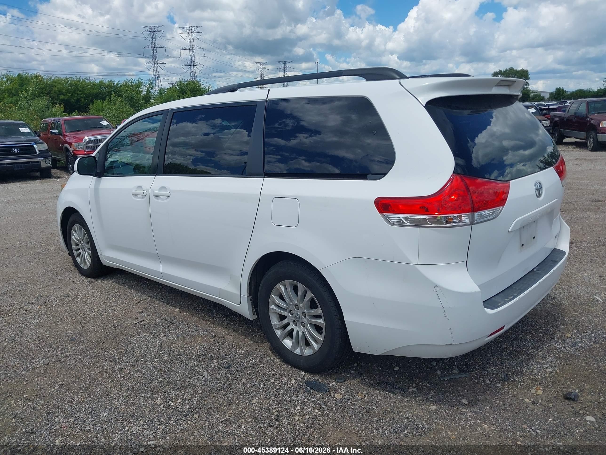 2011 Toyota Sienna Xle V6 Белый vin: 5TDYK3DCXBS127969