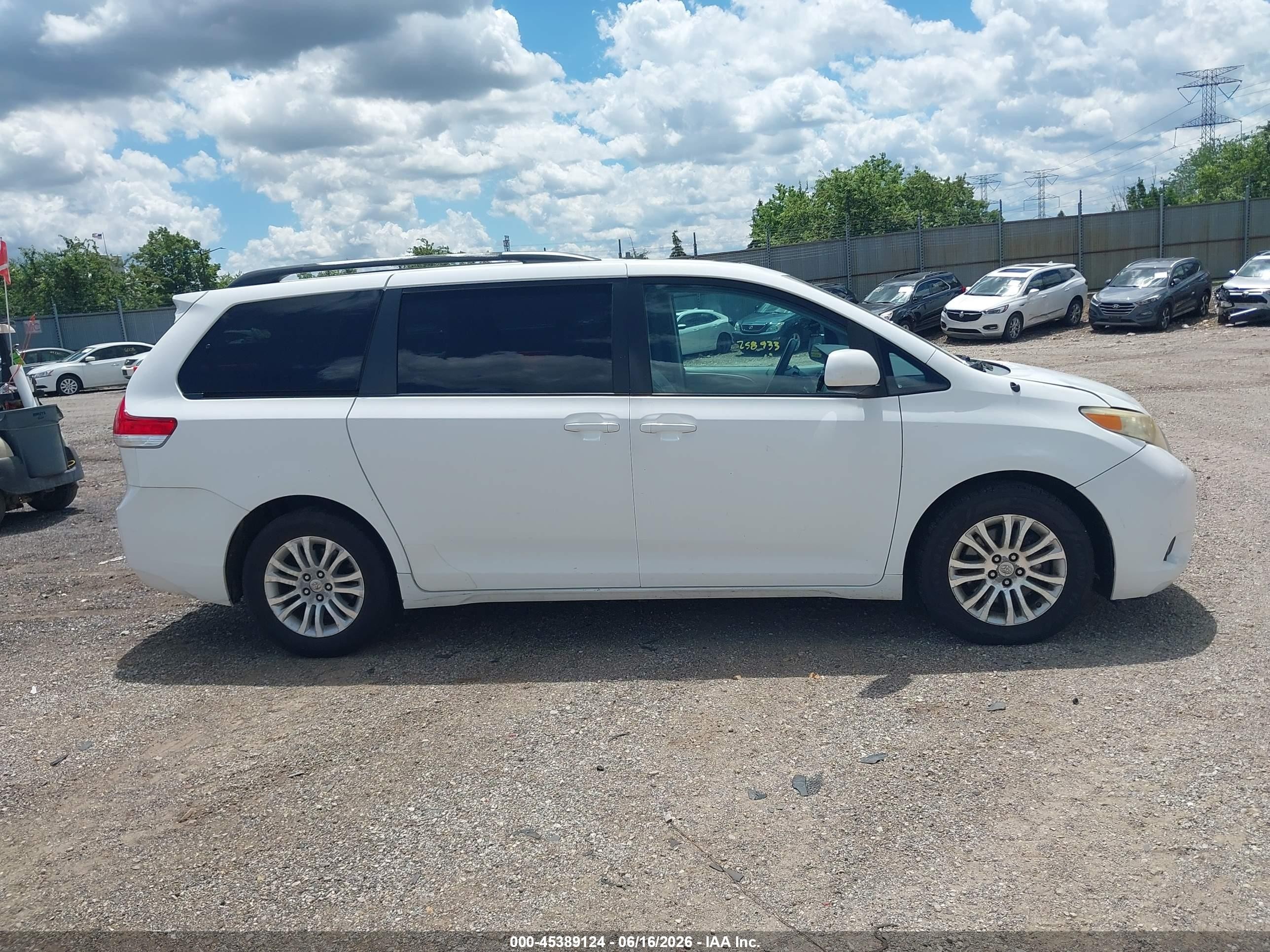 2011 Toyota Sienna Xle V6 Белый vin: 5TDYK3DCXBS127969