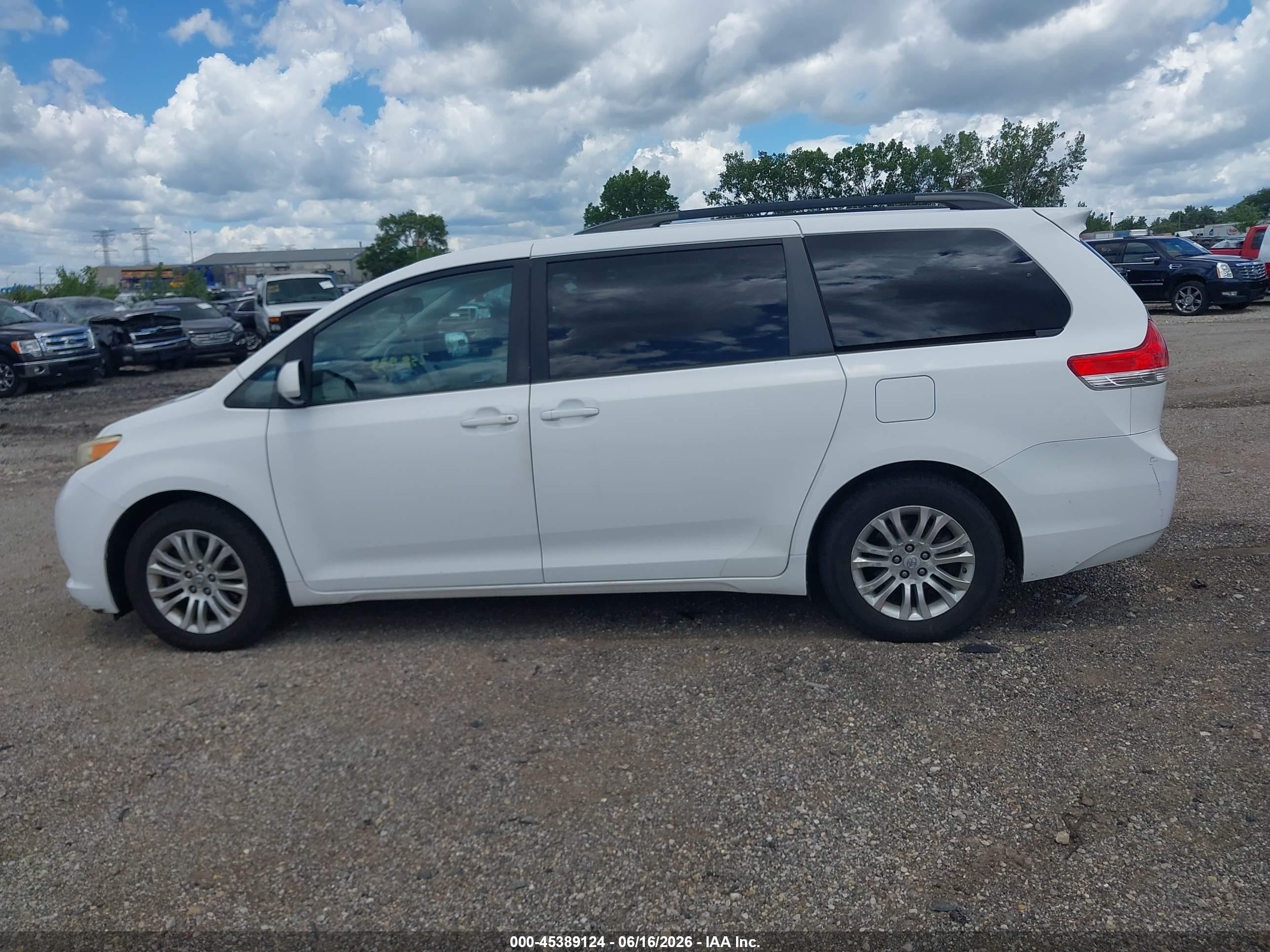 2011 Toyota Sienna Xle V6 Белый vin: 5TDYK3DCXBS127969