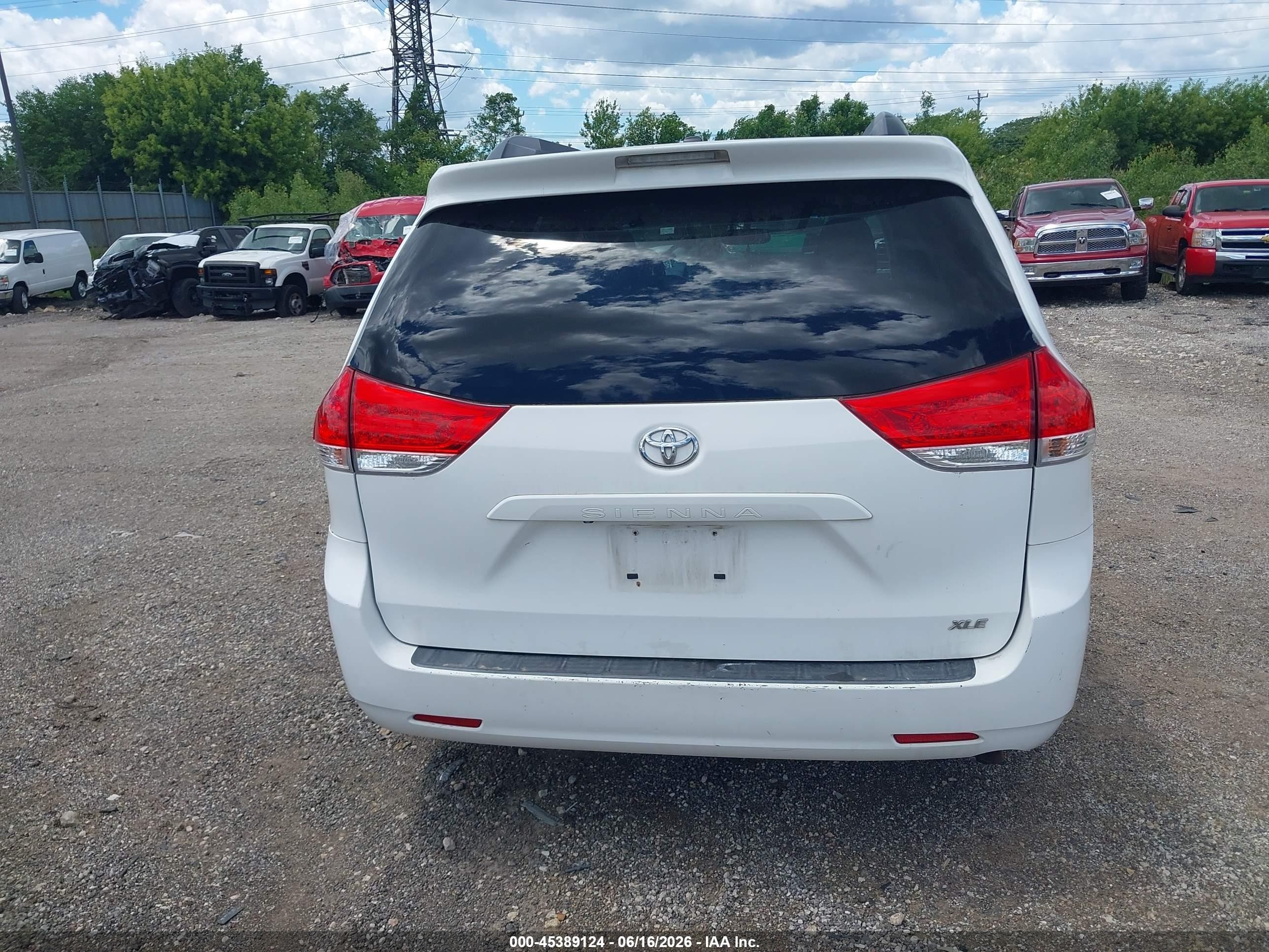 2011 Toyota Sienna Xle V6 Белый vin: 5TDYK3DCXBS127969