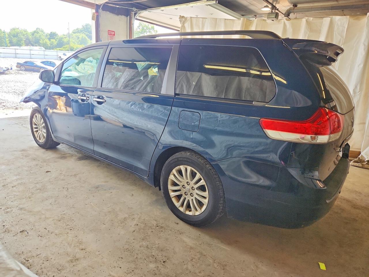 2011 Toyota Sienna Xle 8-passenger Blue vin: 5TDYK3DCXBS145419