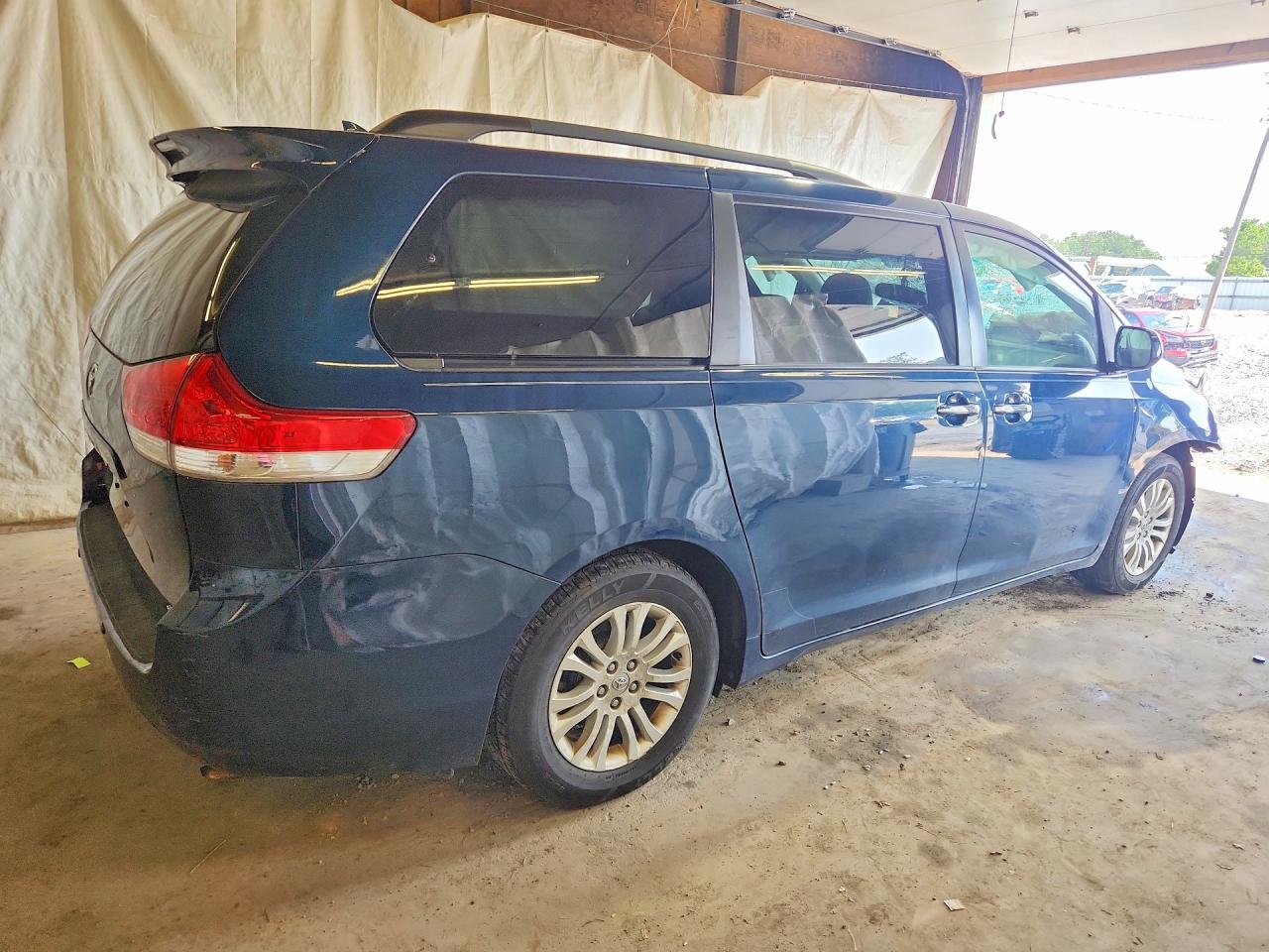2011 Toyota Sienna Xle 8-passenger Blue vin: 5TDYK3DCXBS145419