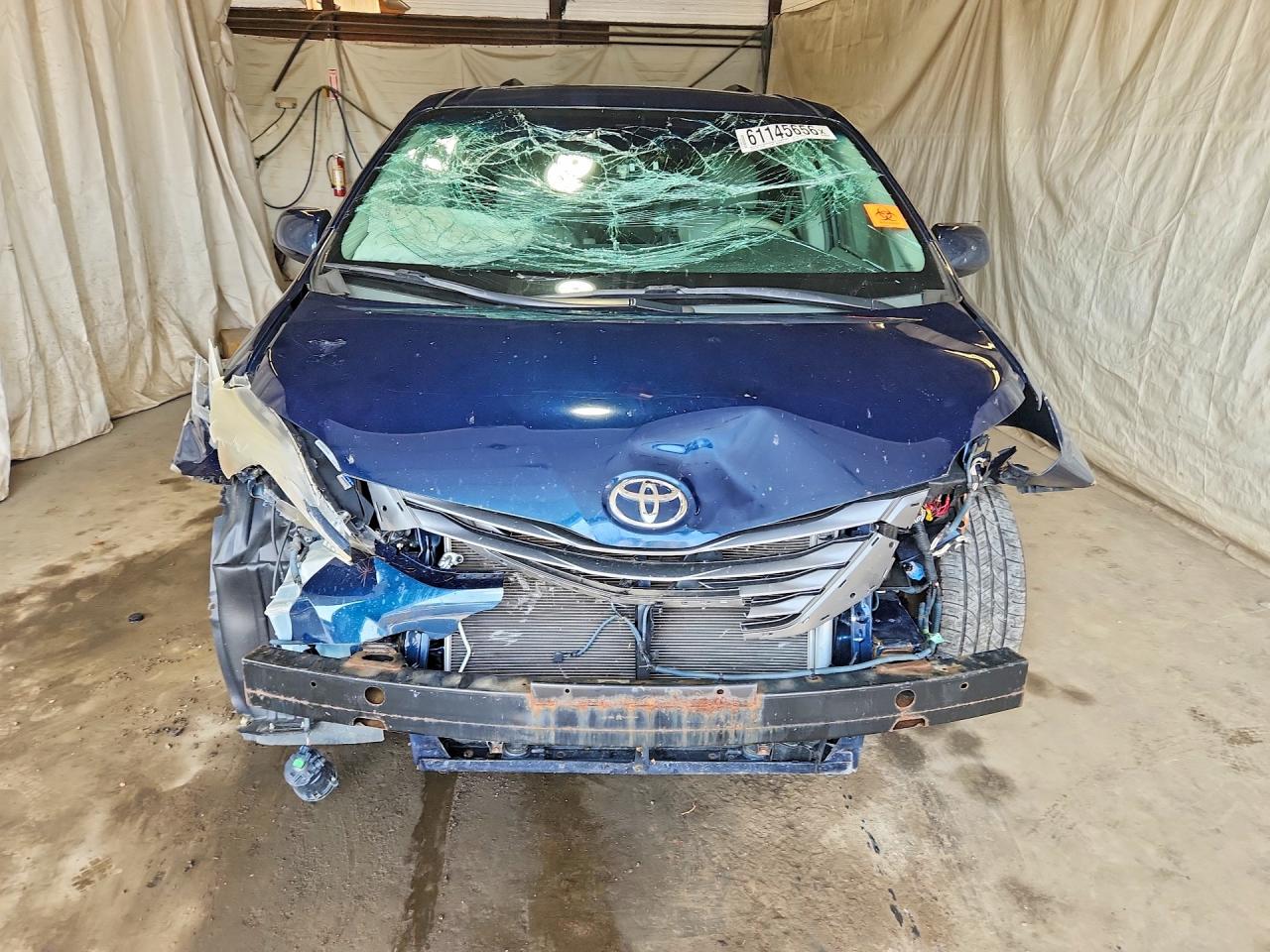 2011 Toyota Sienna Xle 8-passenger Blue vin: 5TDYK3DCXBS145419