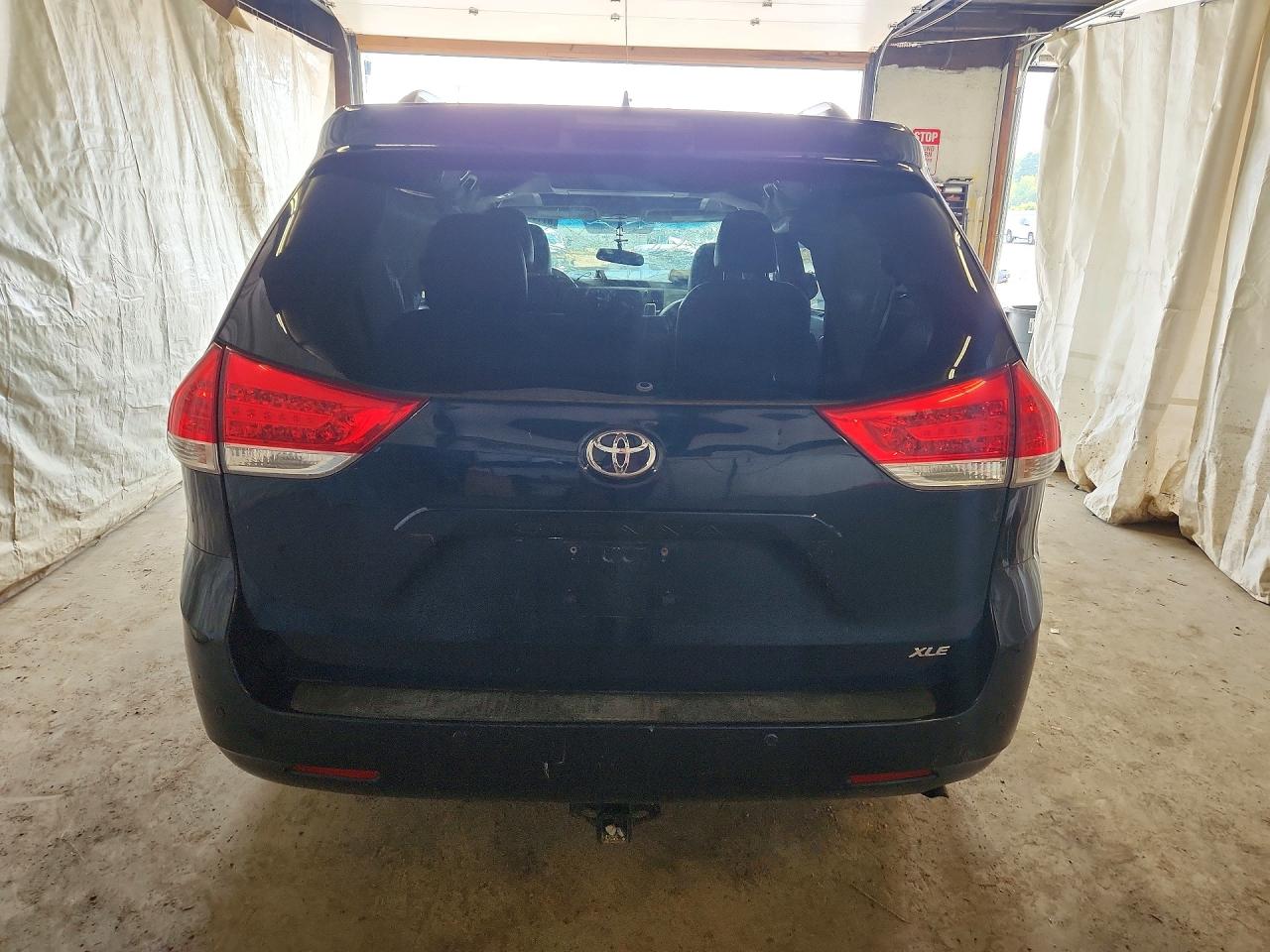 2011 Toyota Sienna Xle 8-passenger Blue vin: 5TDYK3DCXBS145419