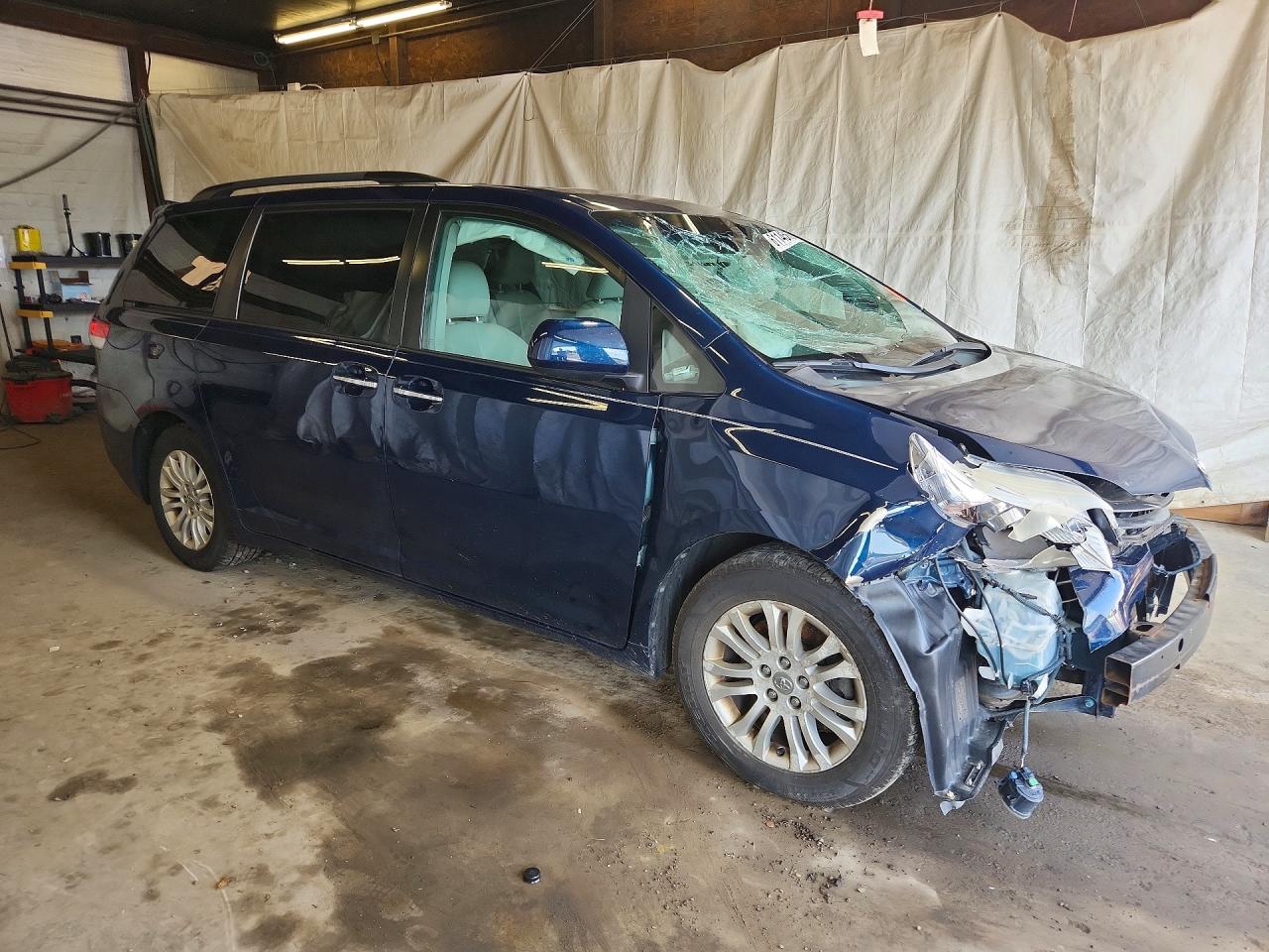 2011 Toyota Sienna Xle 8-passenger Blue vin: 5TDYK3DCXBS145419