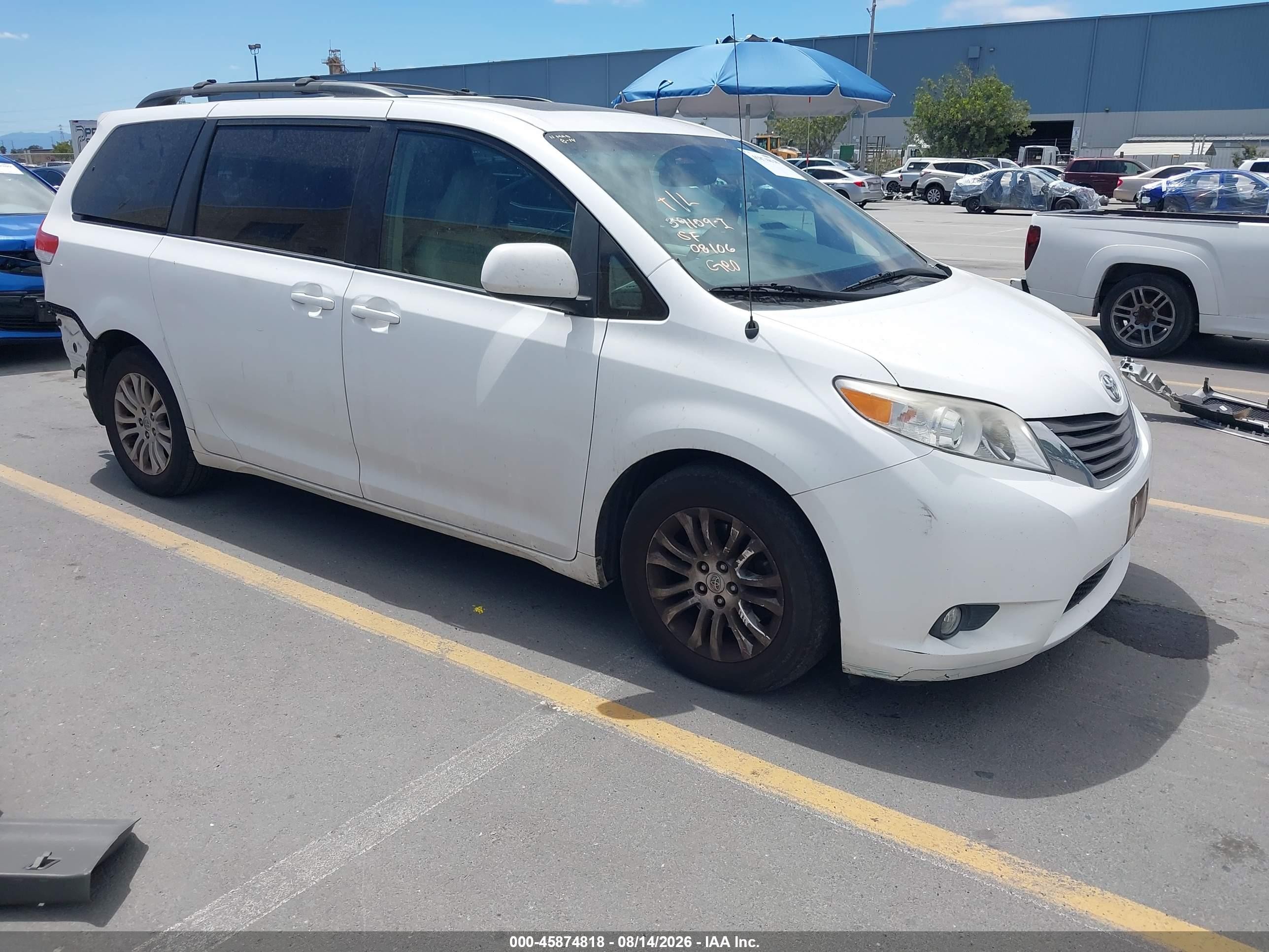 2011 Toyota Sienna Xle V6 White vin: 5TDYK3DCXBS165671