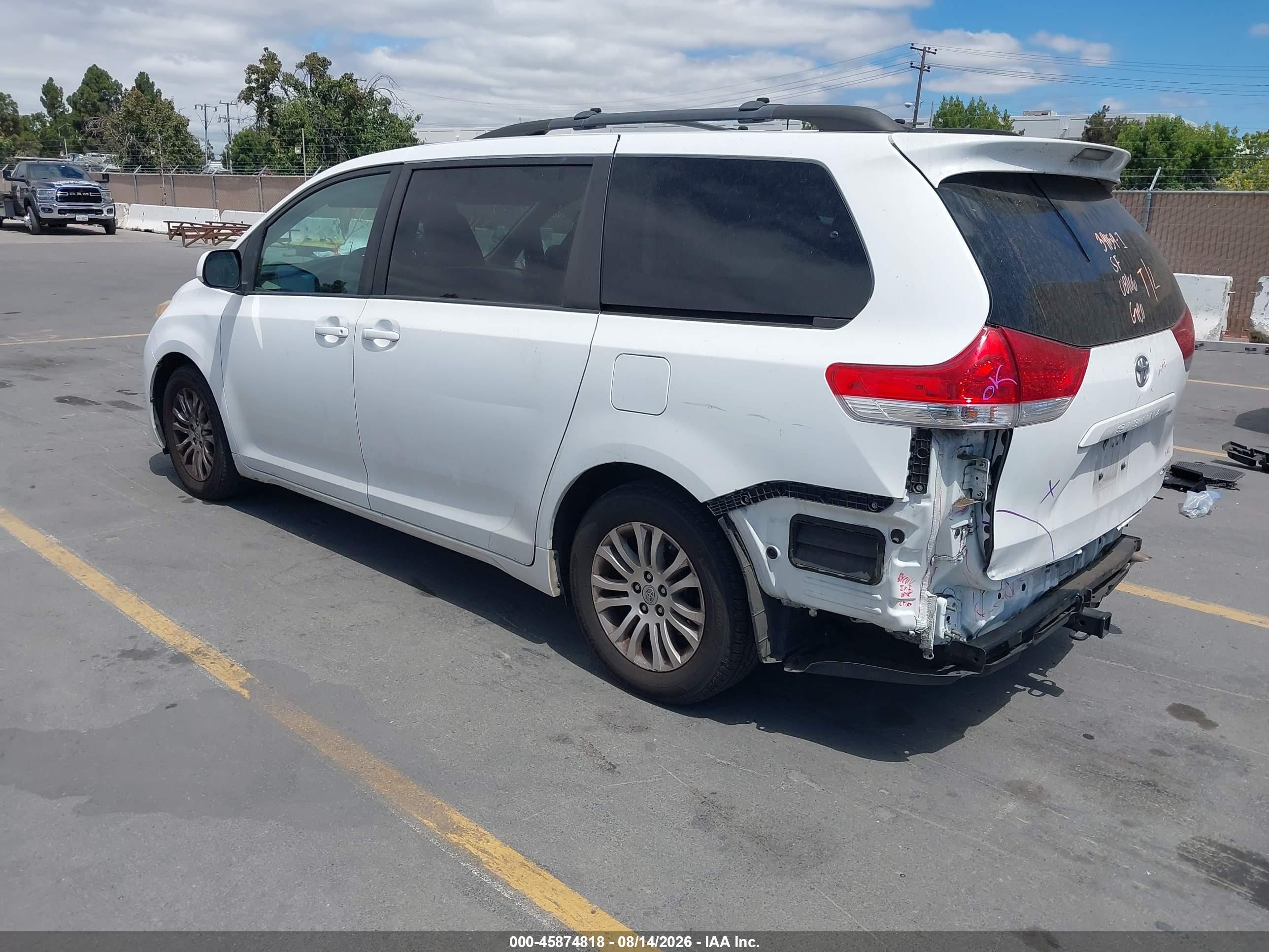 2011 Toyota Sienna Xle V6 White vin: 5TDYK3DCXBS165671
