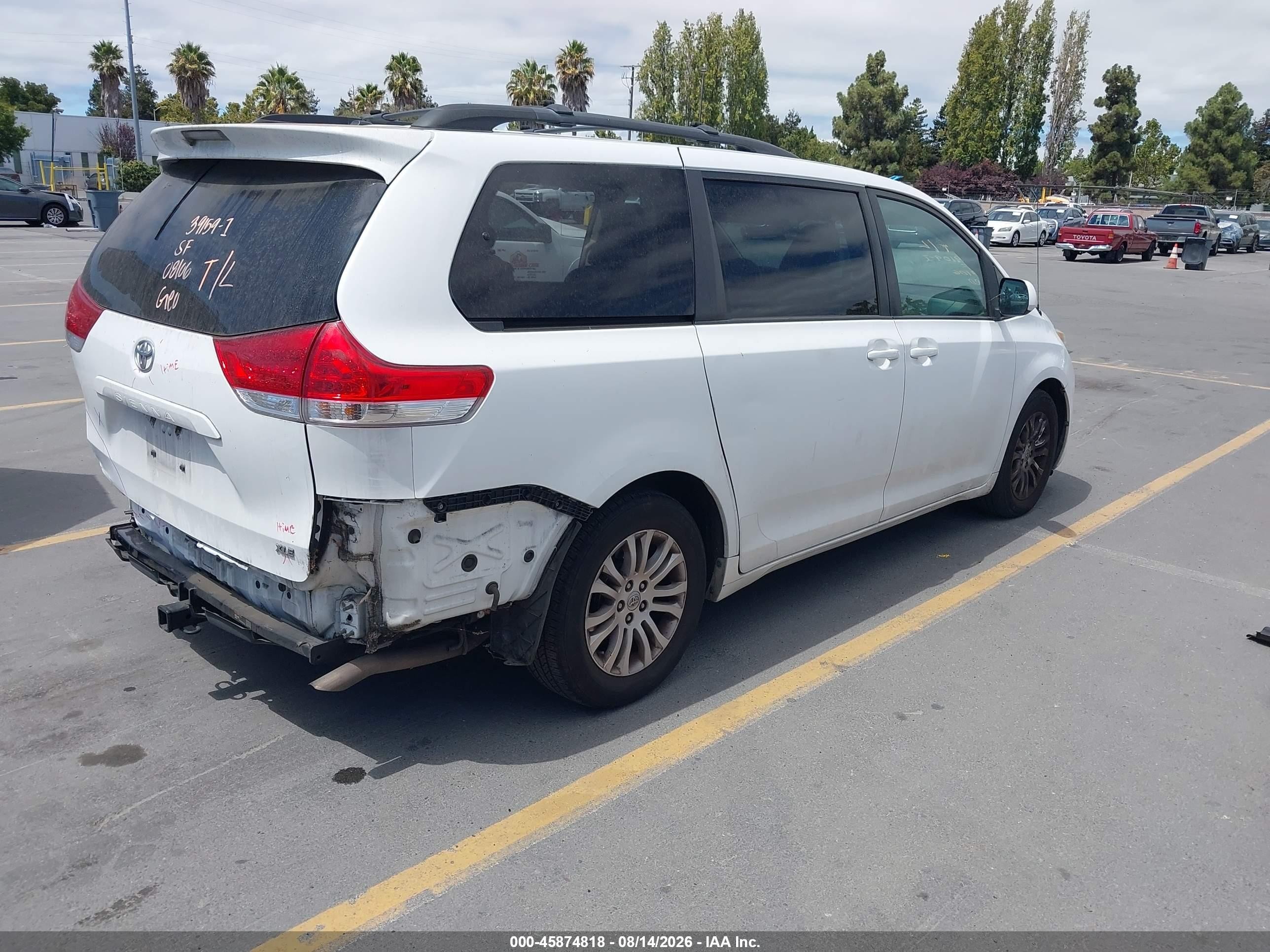 2011 Toyota Sienna Xle V6 White vin: 5TDYK3DCXBS165671