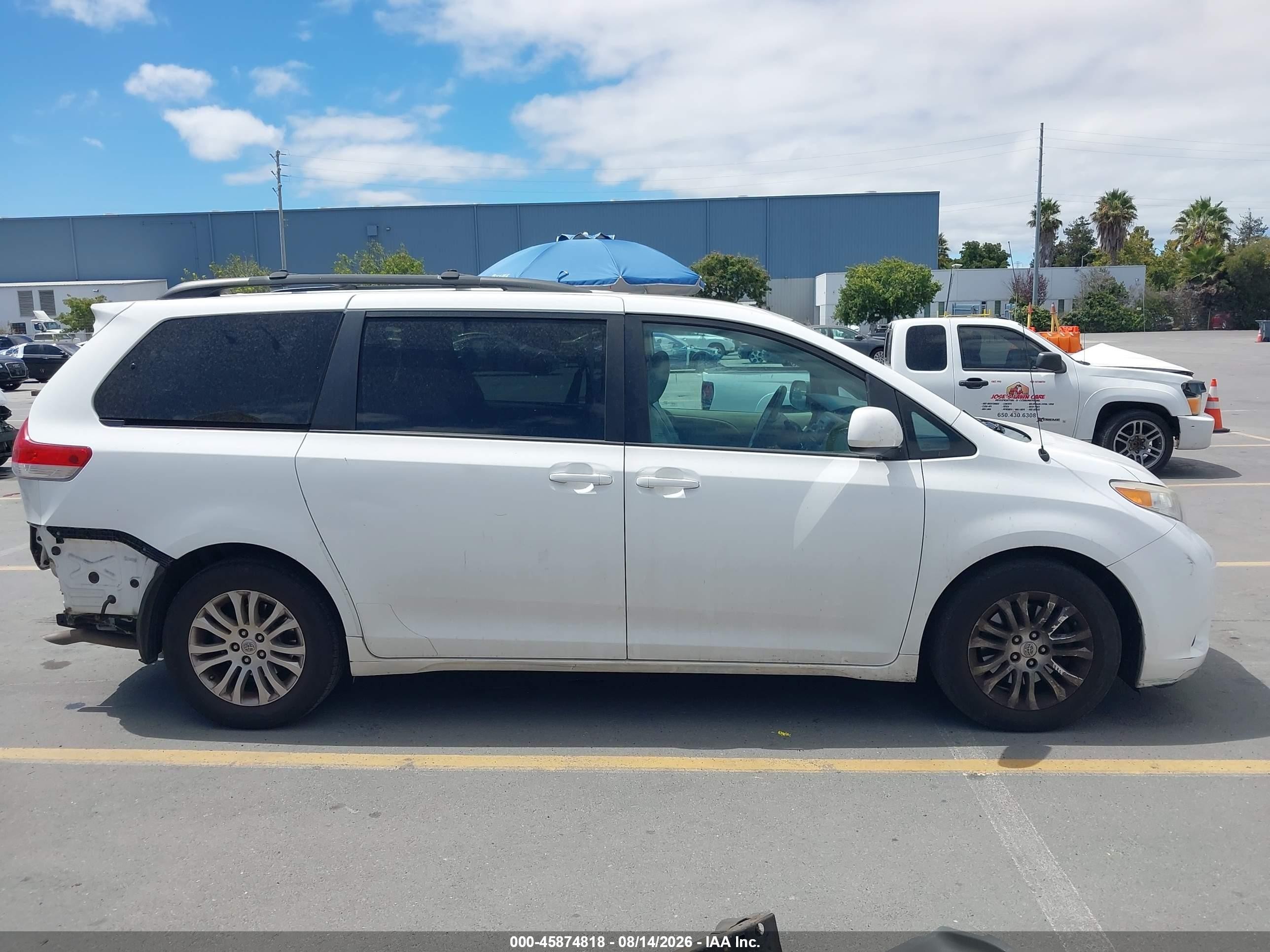 2011 Toyota Sienna Xle V6 White vin: 5TDYK3DCXBS165671