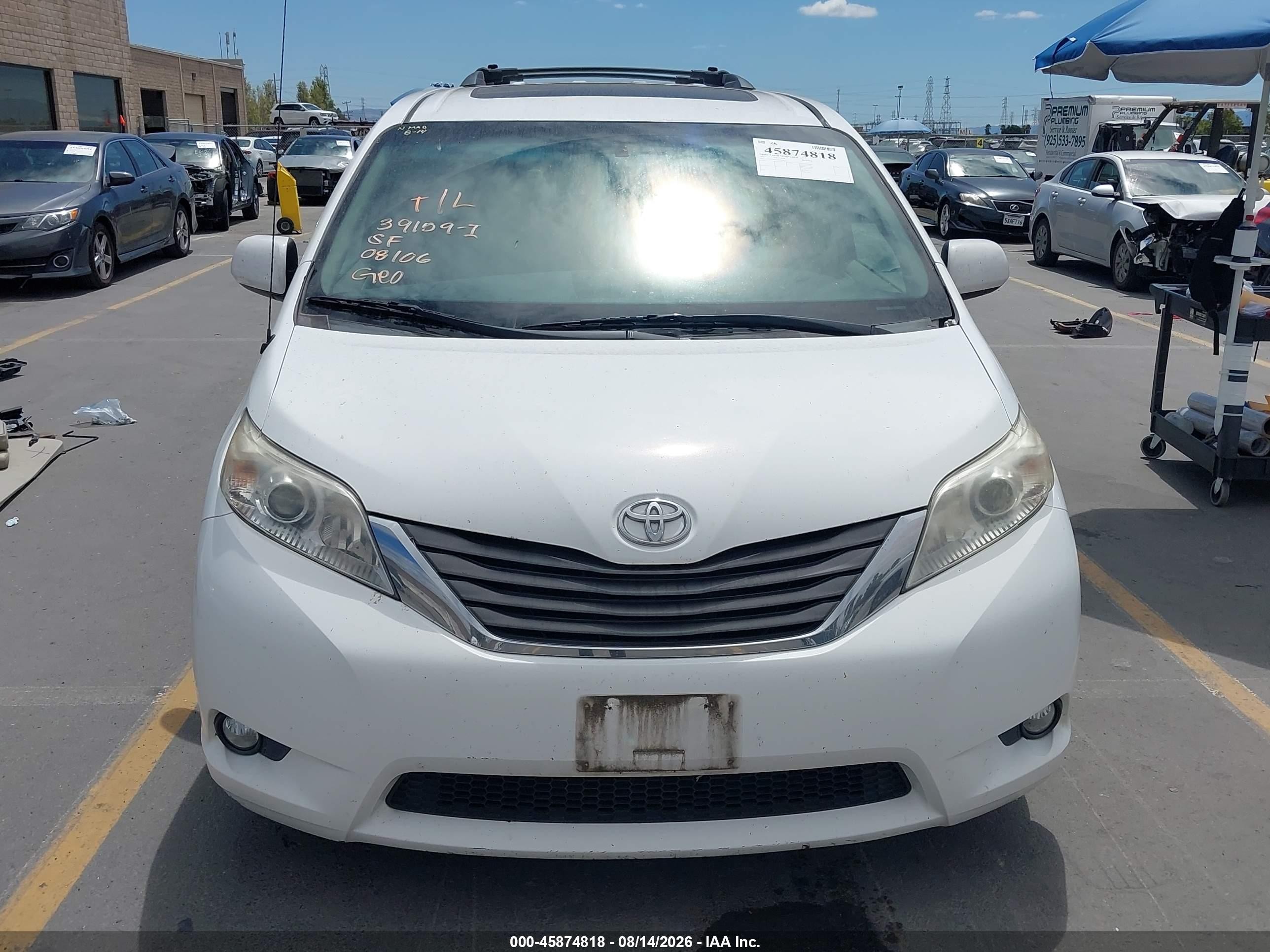 2011 Toyota Sienna Xle V6 White vin: 5TDYK3DCXBS165671