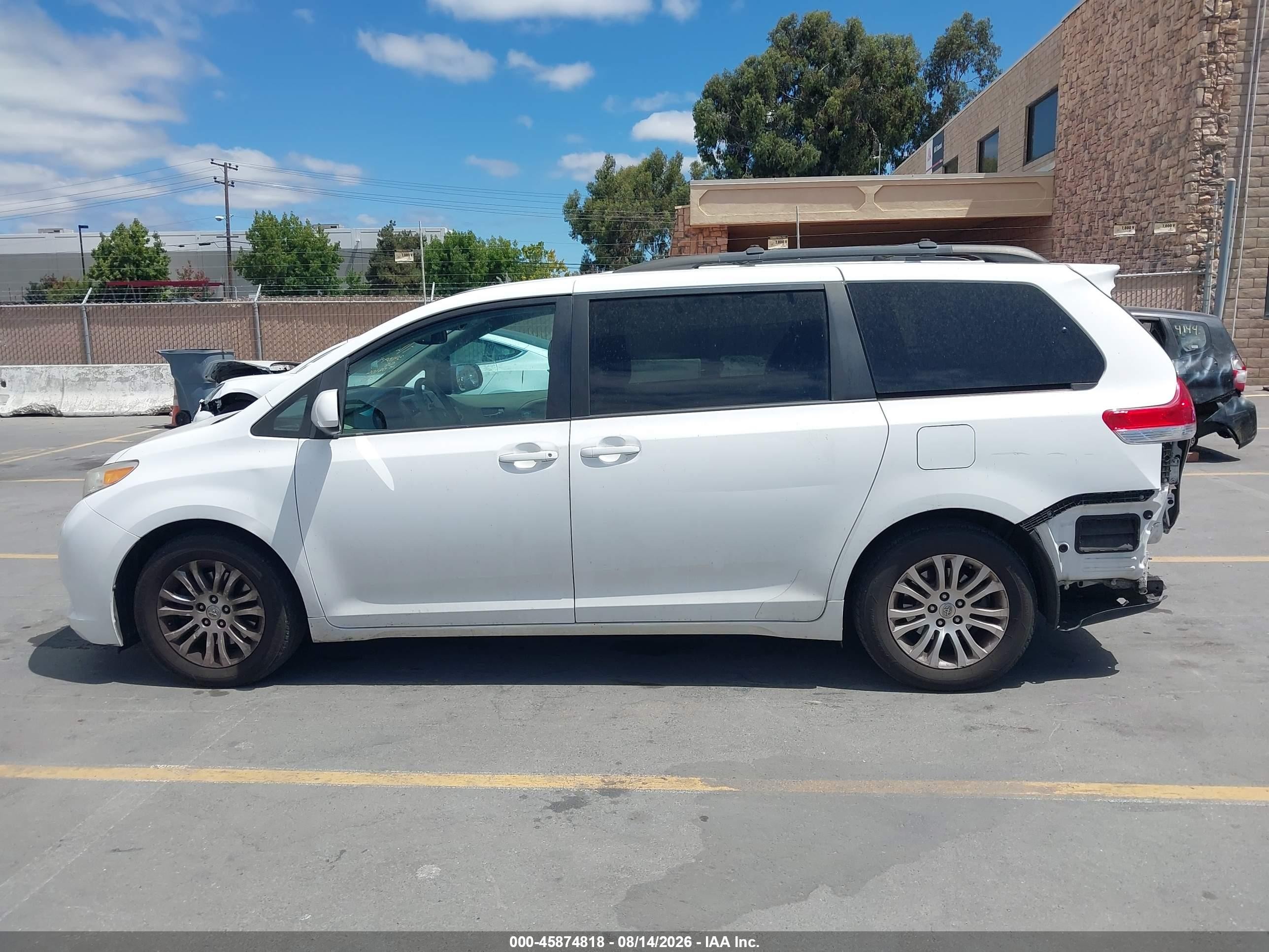 2011 Toyota Sienna Xle V6 White vin: 5TDYK3DCXBS165671