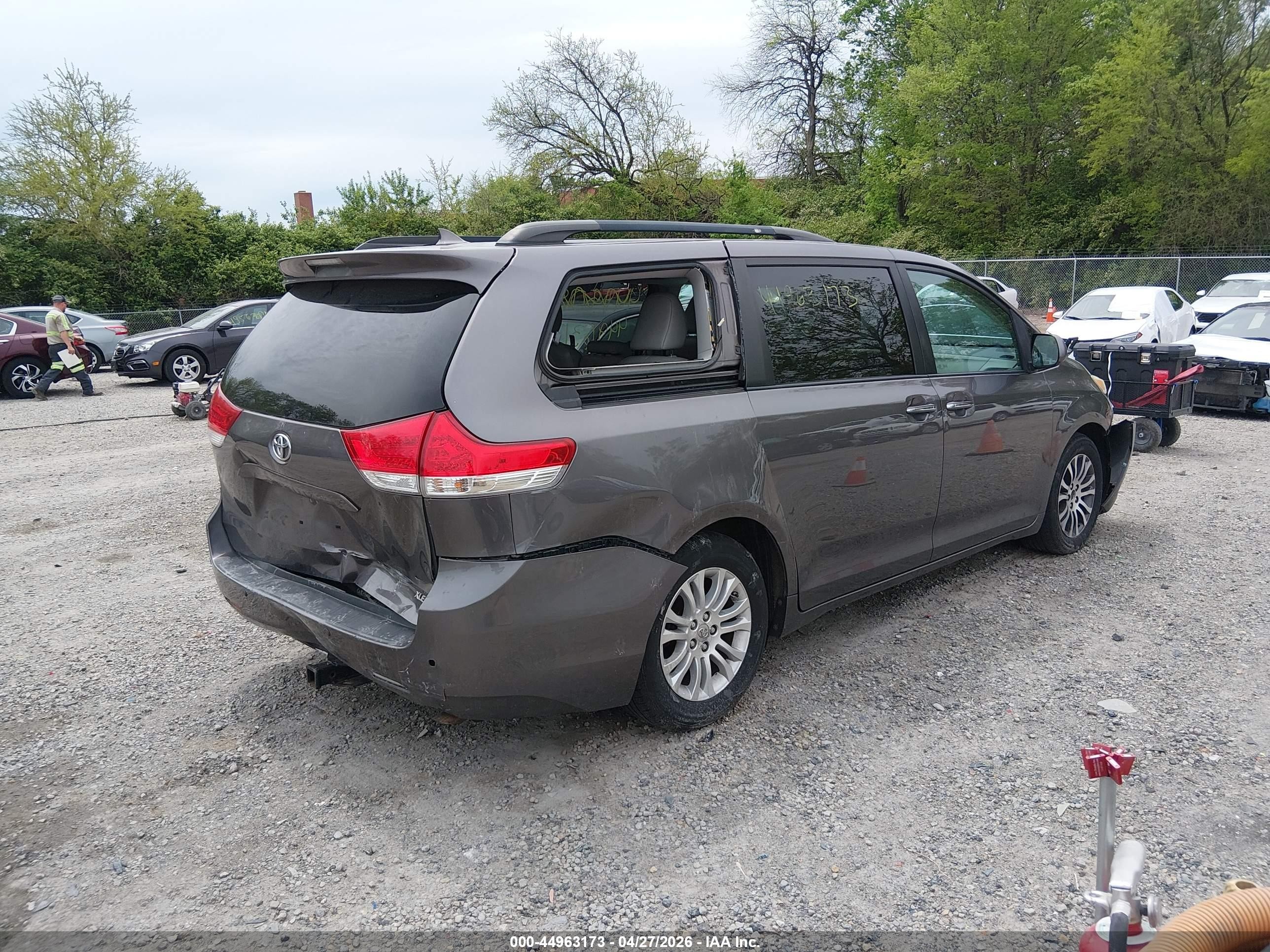 2011 Toyota Sienna Xle V6 Gray vin: 5TDYK3DCXBS171969