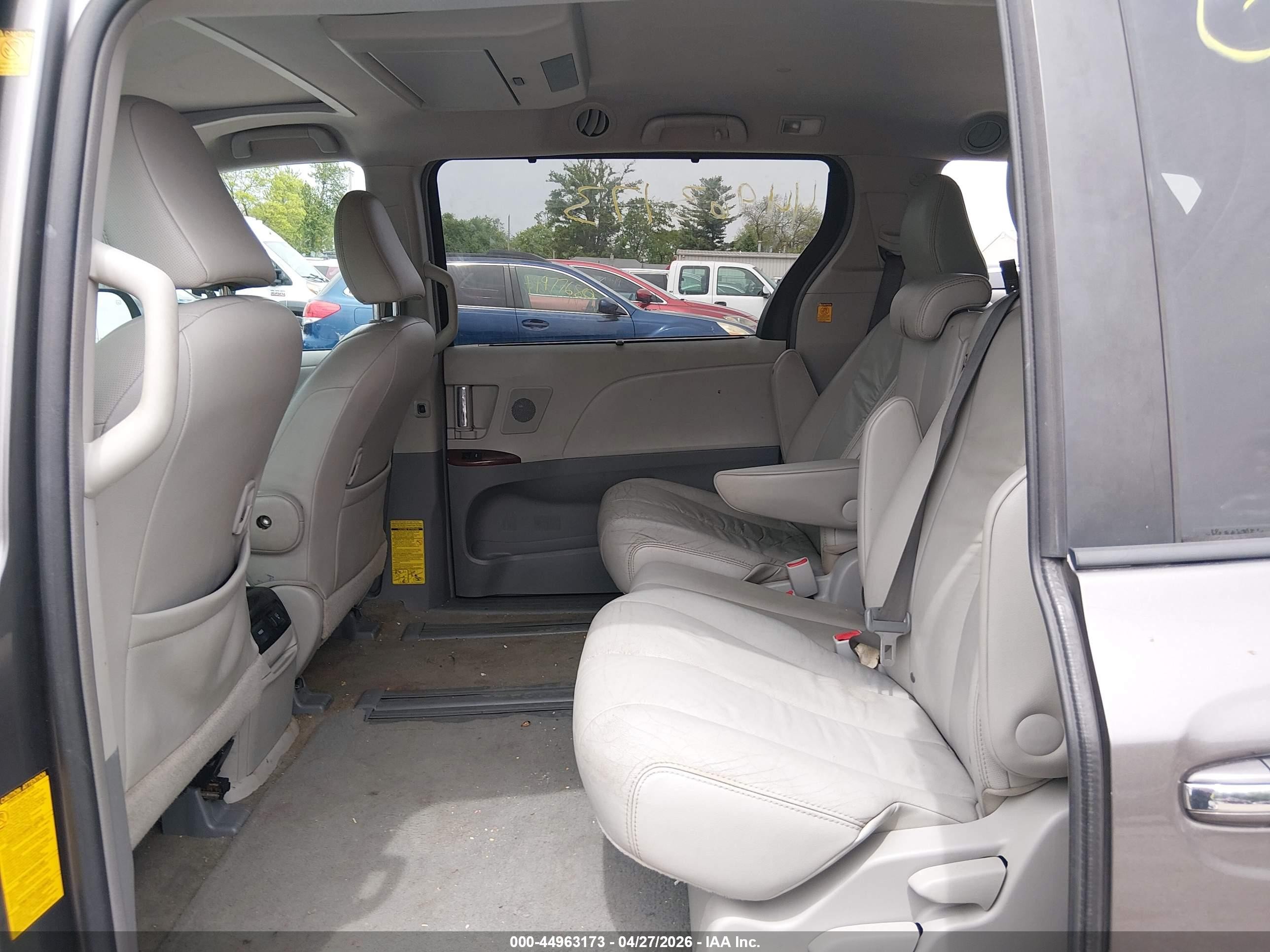 2011 Toyota Sienna Xle V6 Gray vin: 5TDYK3DCXBS171969