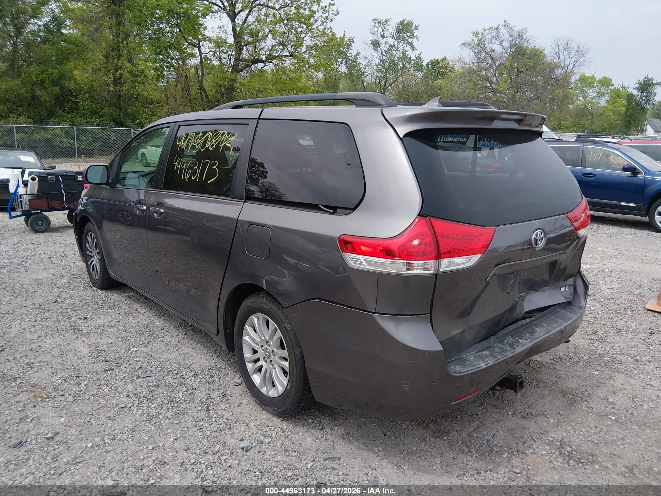 2011 Toyota Sienna Xle V6 Gray vin: 5TDYK3DCXBS171969
