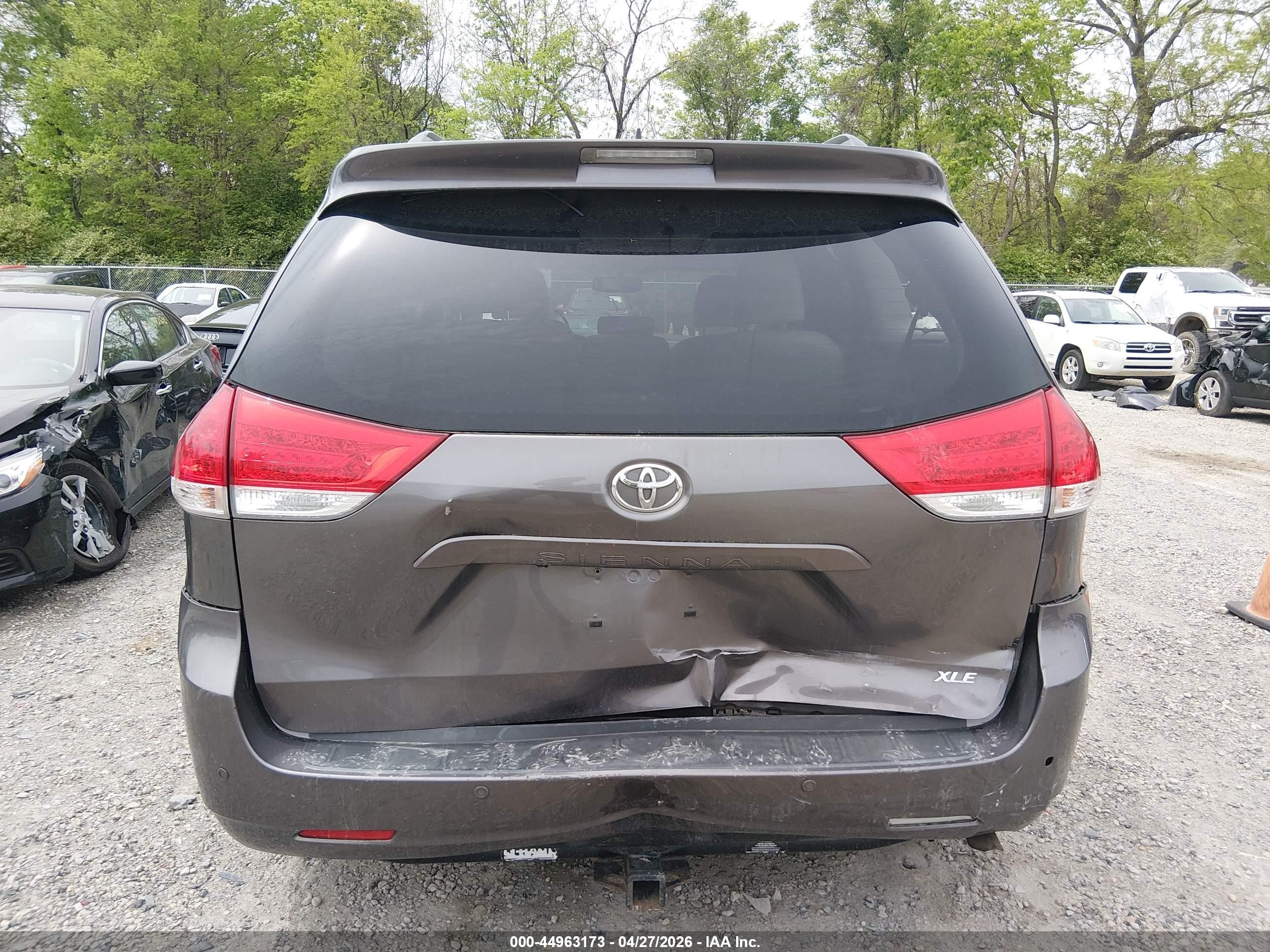 2011 Toyota Sienna Xle V6 Gray vin: 5TDYK3DCXBS171969