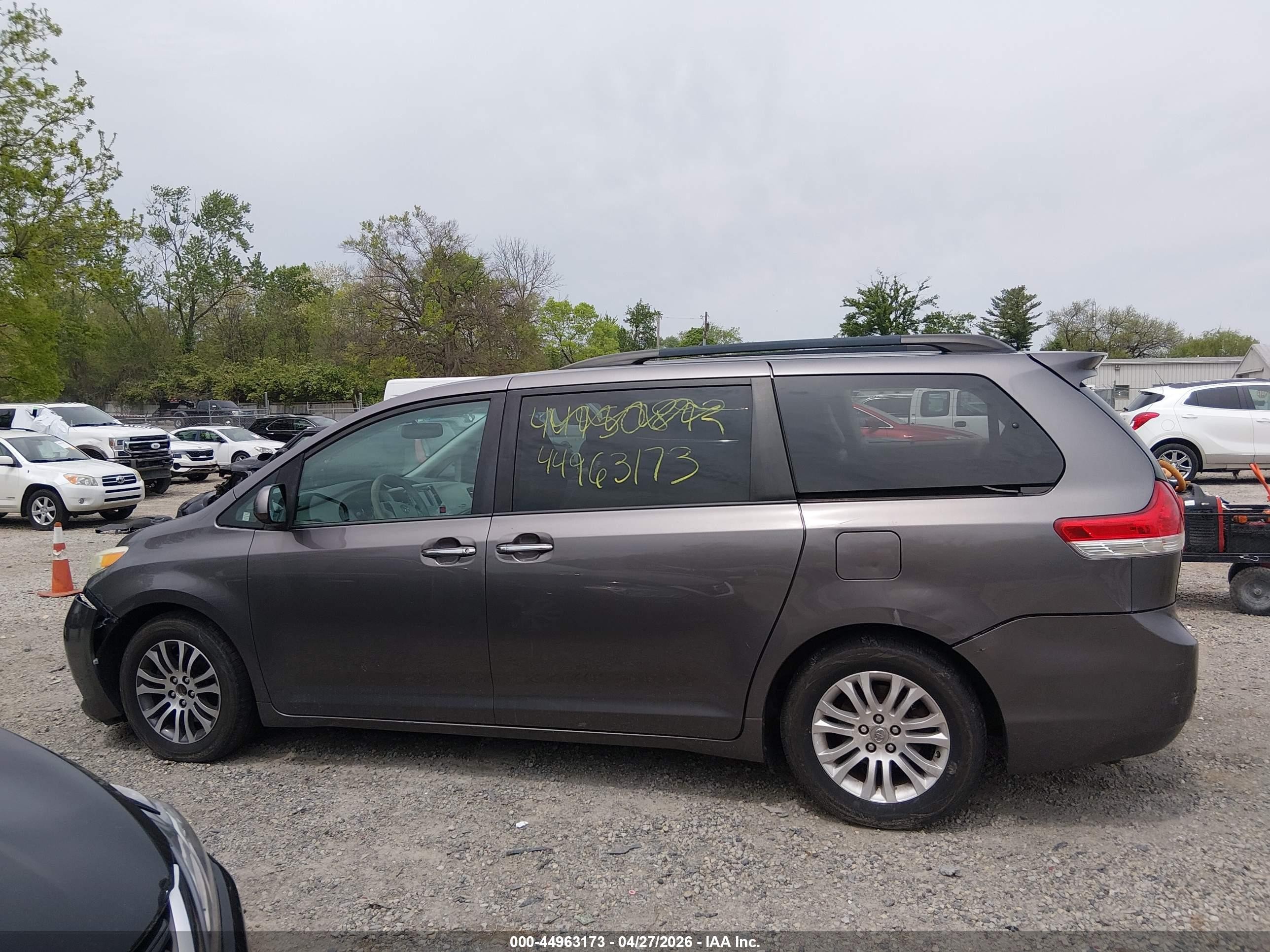 2011 Toyota Sienna Xle V6 Gray vin: 5TDYK3DCXBS171969