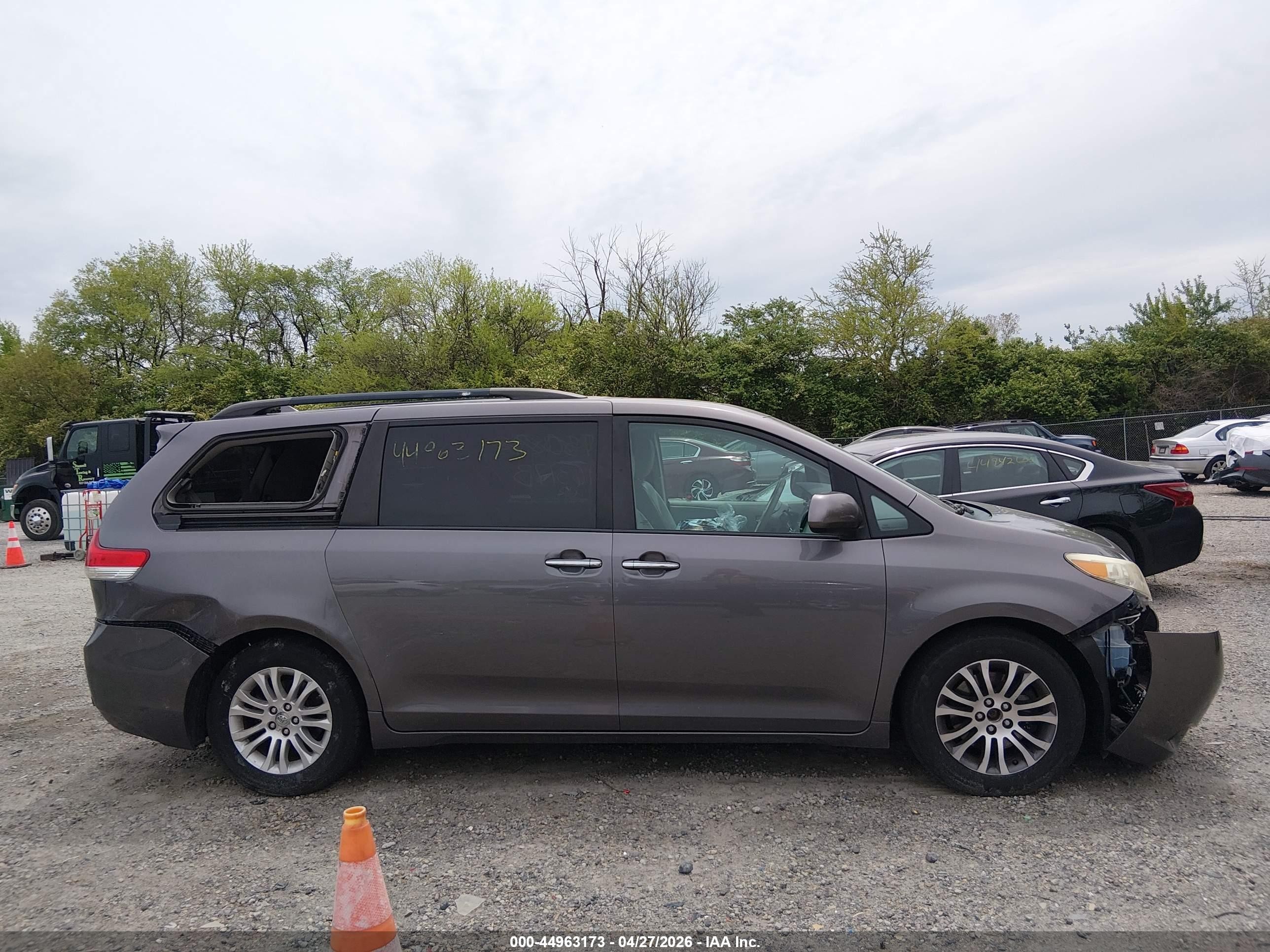 2011 Toyota Sienna Xle V6 Gray vin: 5TDYK3DCXBS171969