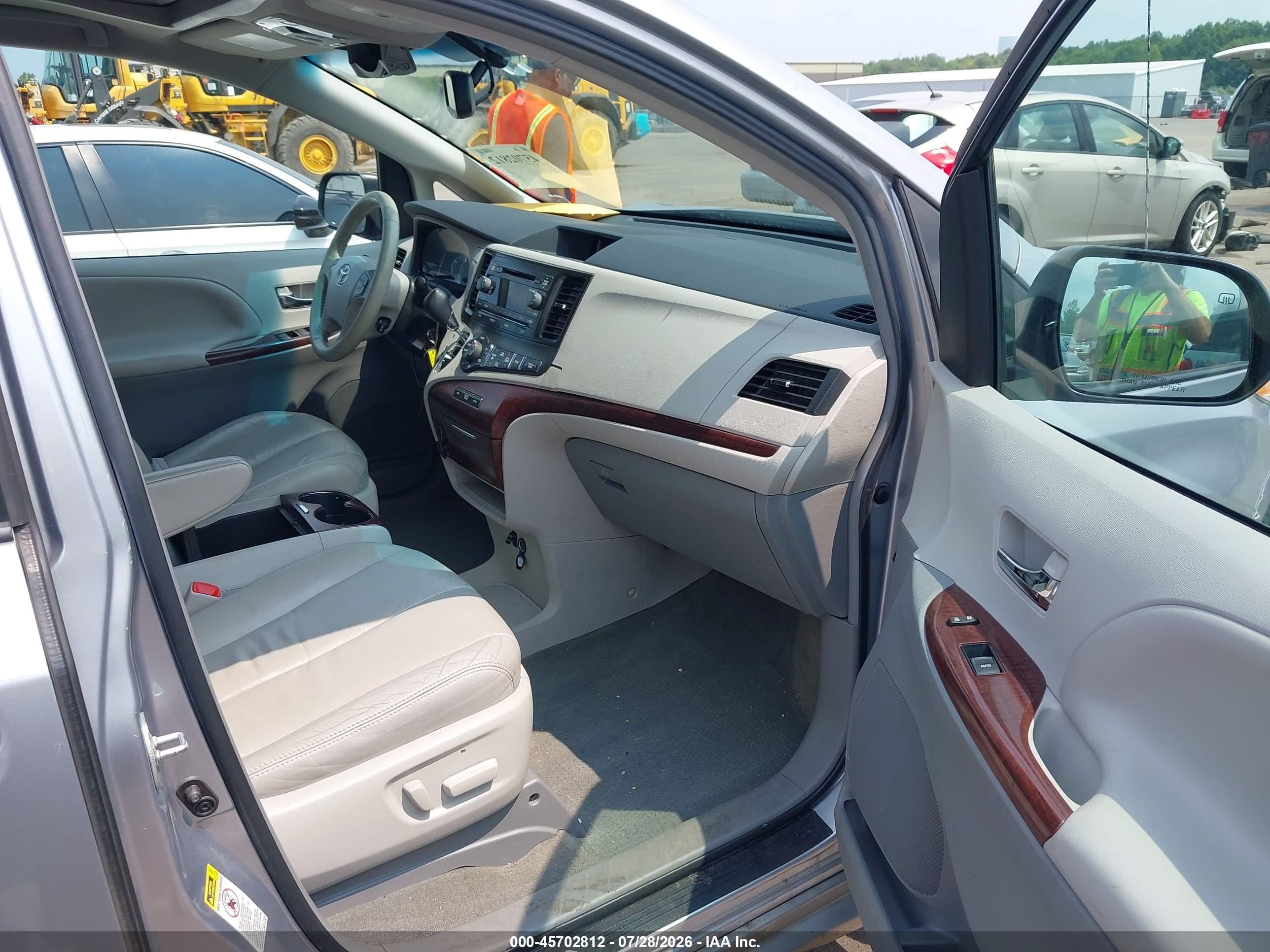 2012 Toyota Sienna Xle V6 8 Passenger Silver vin: 5TDYK3DCXCS184660