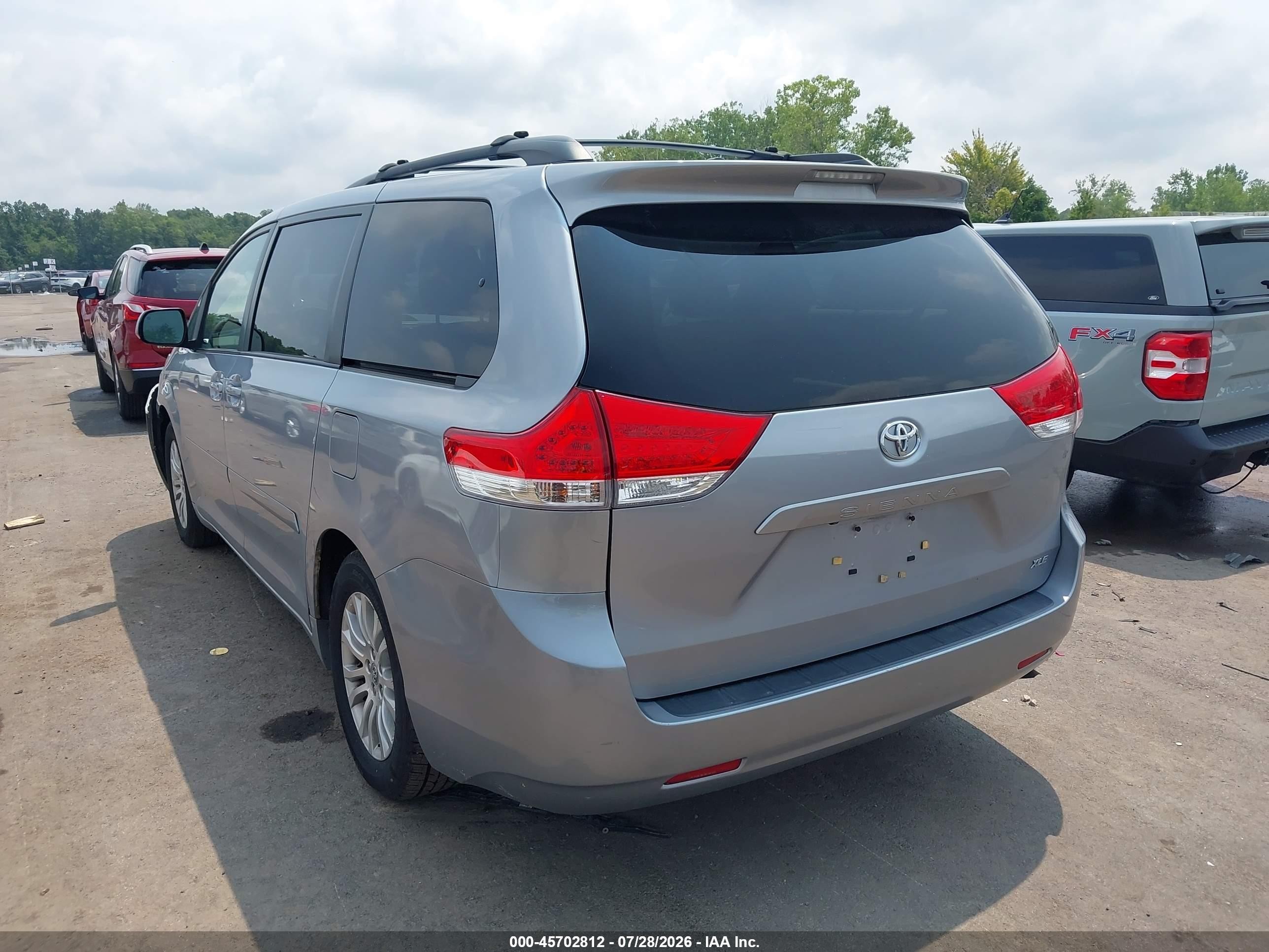 2012 Toyota Sienna Xle V6 8 Passenger Silver vin: 5TDYK3DCXCS184660